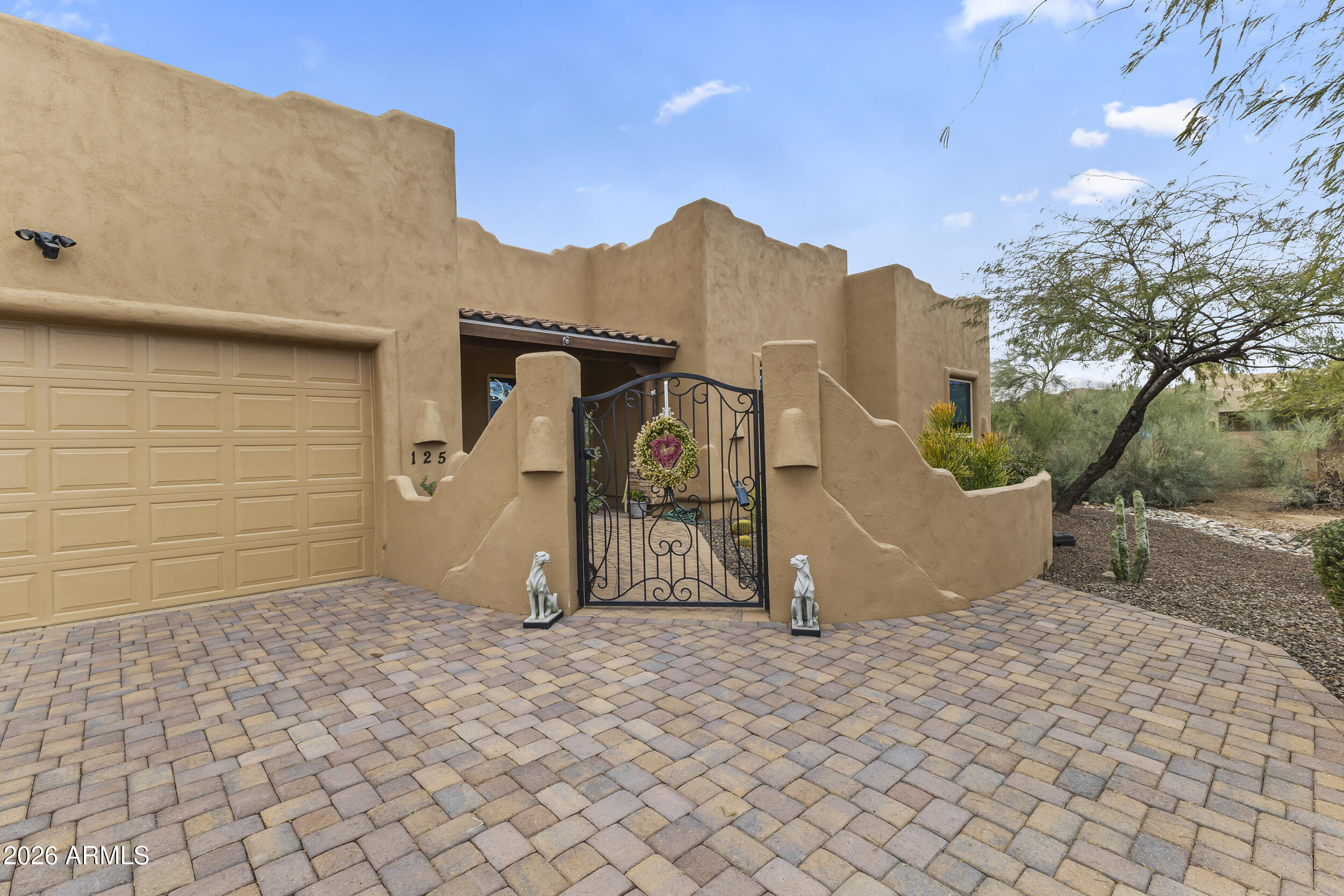 125 E DESERT HILLS Drive