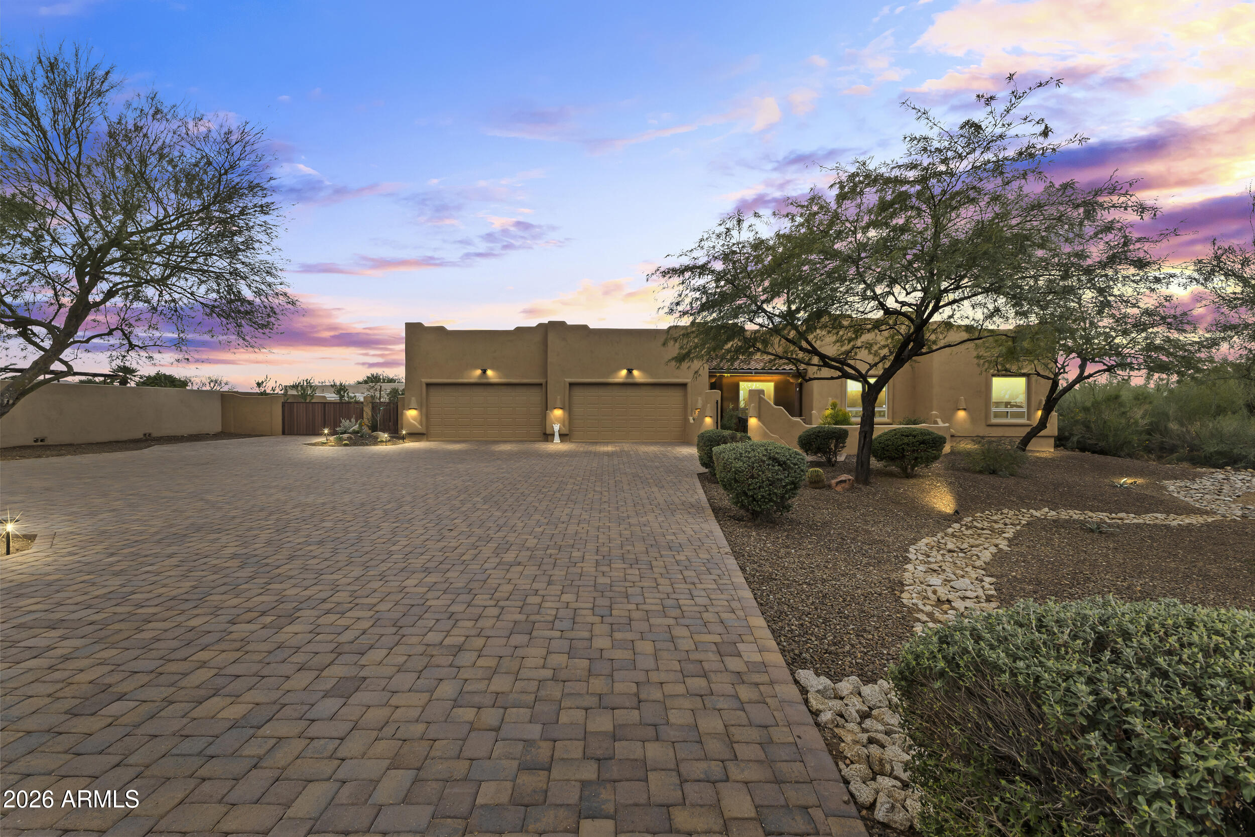 125 E DESERT HILLS Drive