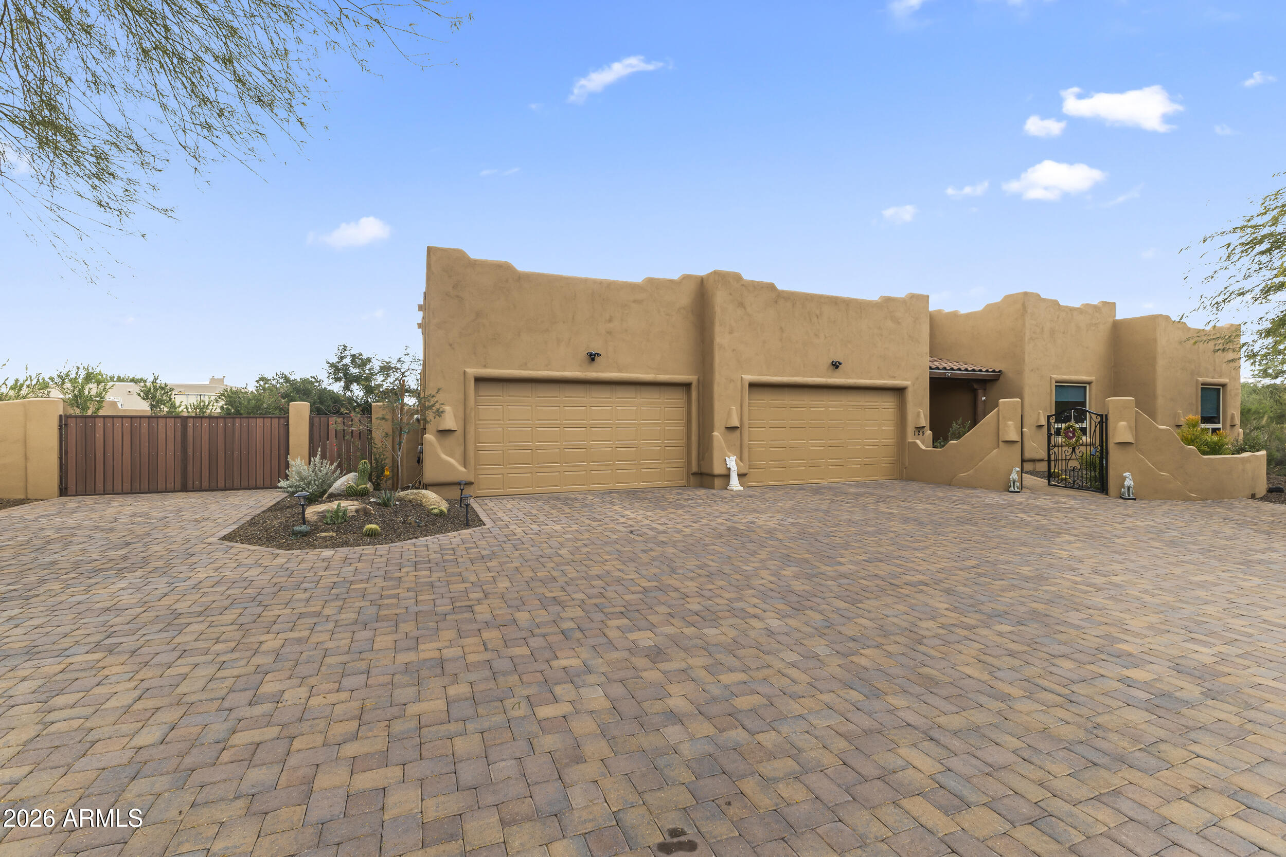 125 E DESERT HILLS Drive