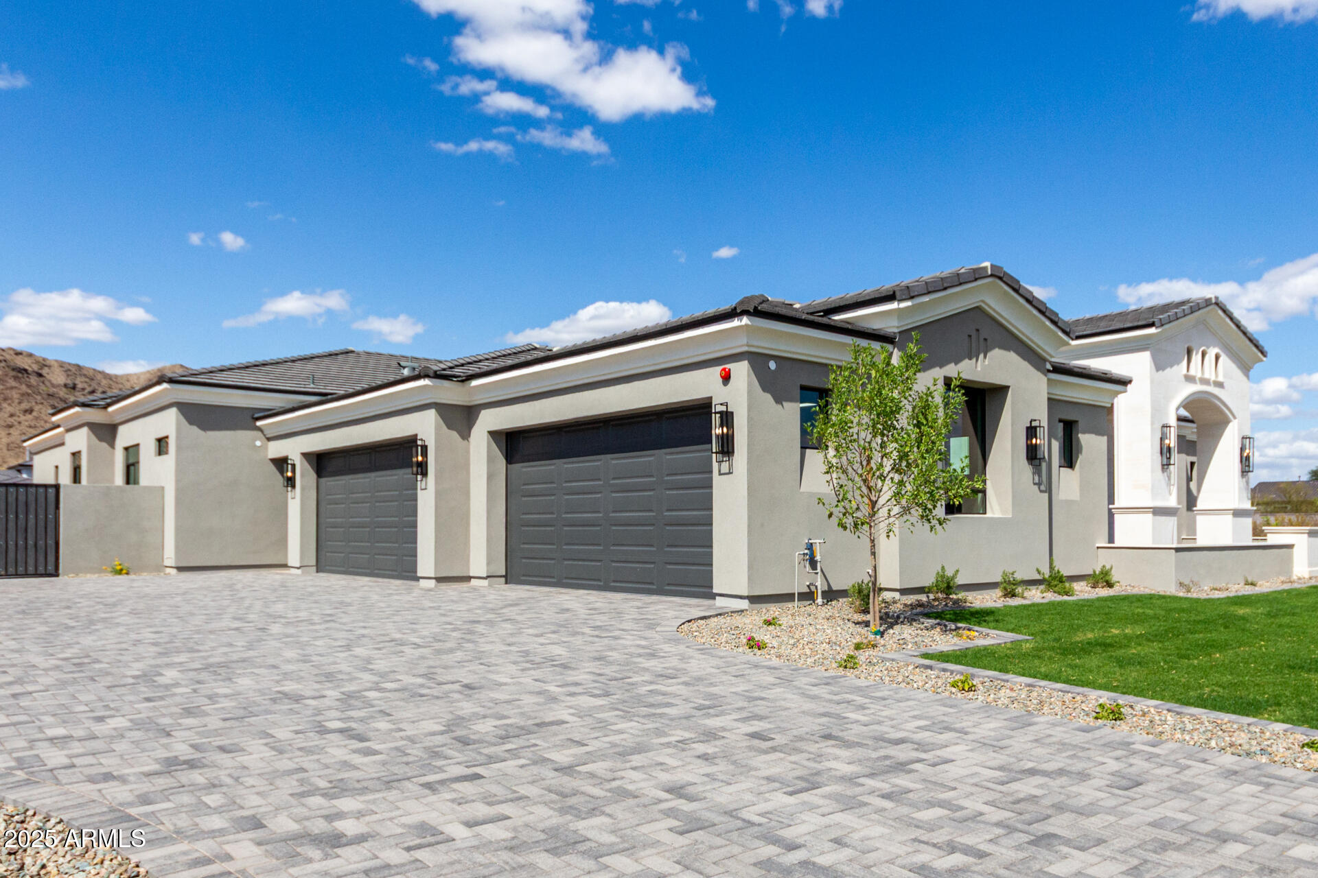3046 W Redwood Lane