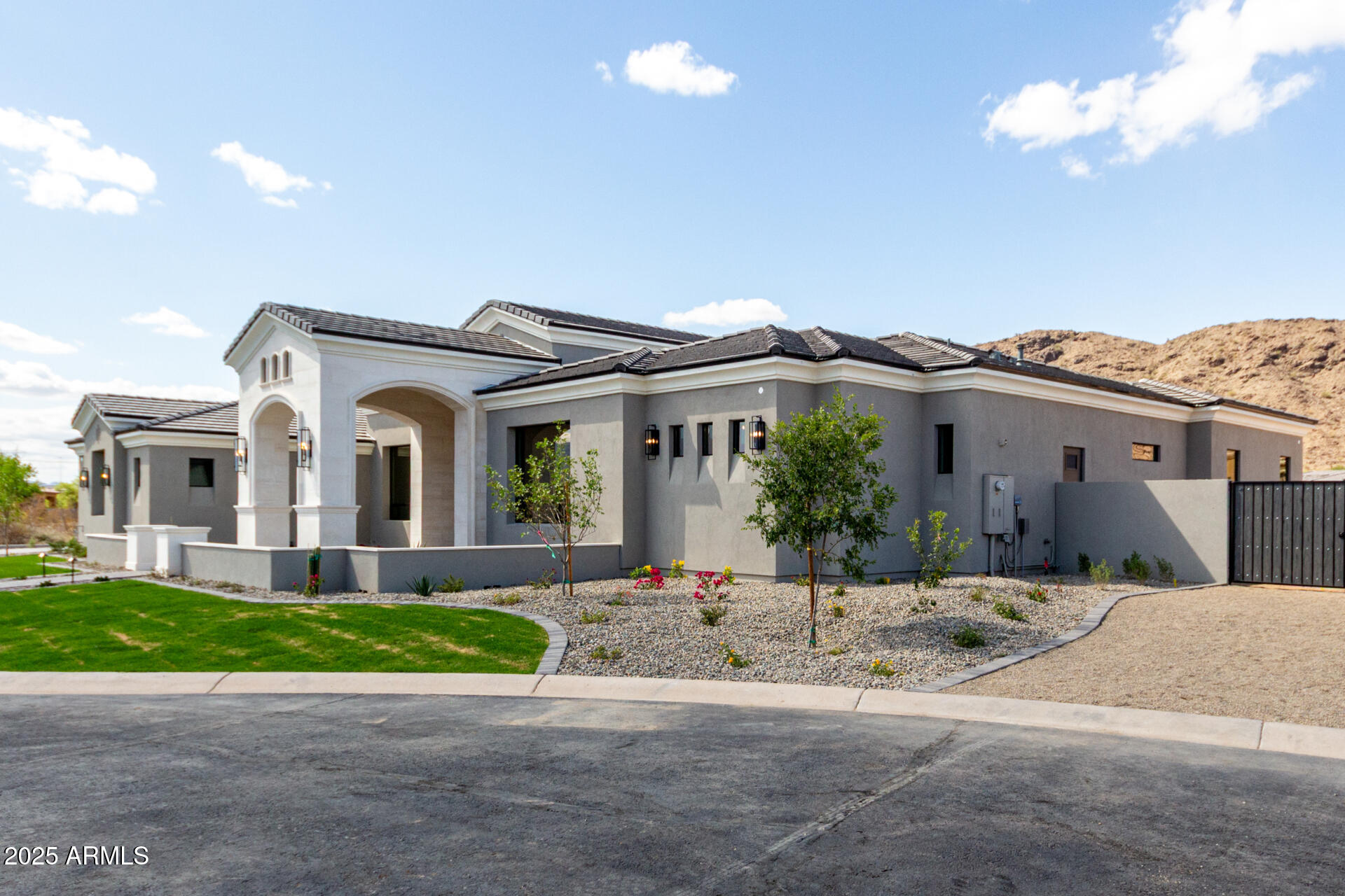 3046 W Redwood Lane