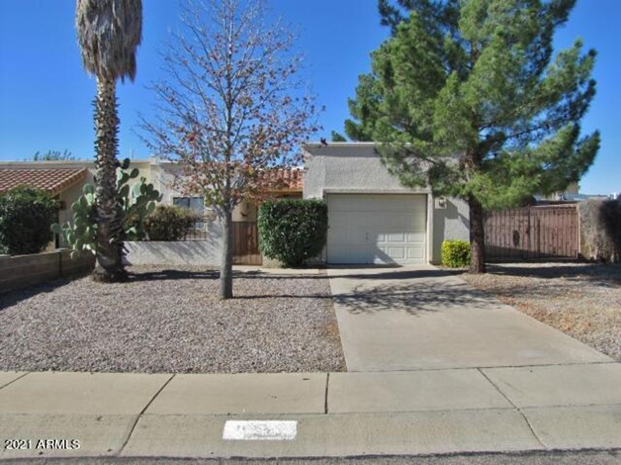 This 2BR/2BA/1CG, 1280 sq.ft. home is centrally located in Sierra Vista, AZ minutes from Ft. Huachuca and shopping. The open floor plan has central A/C, ceramic tile throughout, an Arizona room and a fenced backyard. Call today.