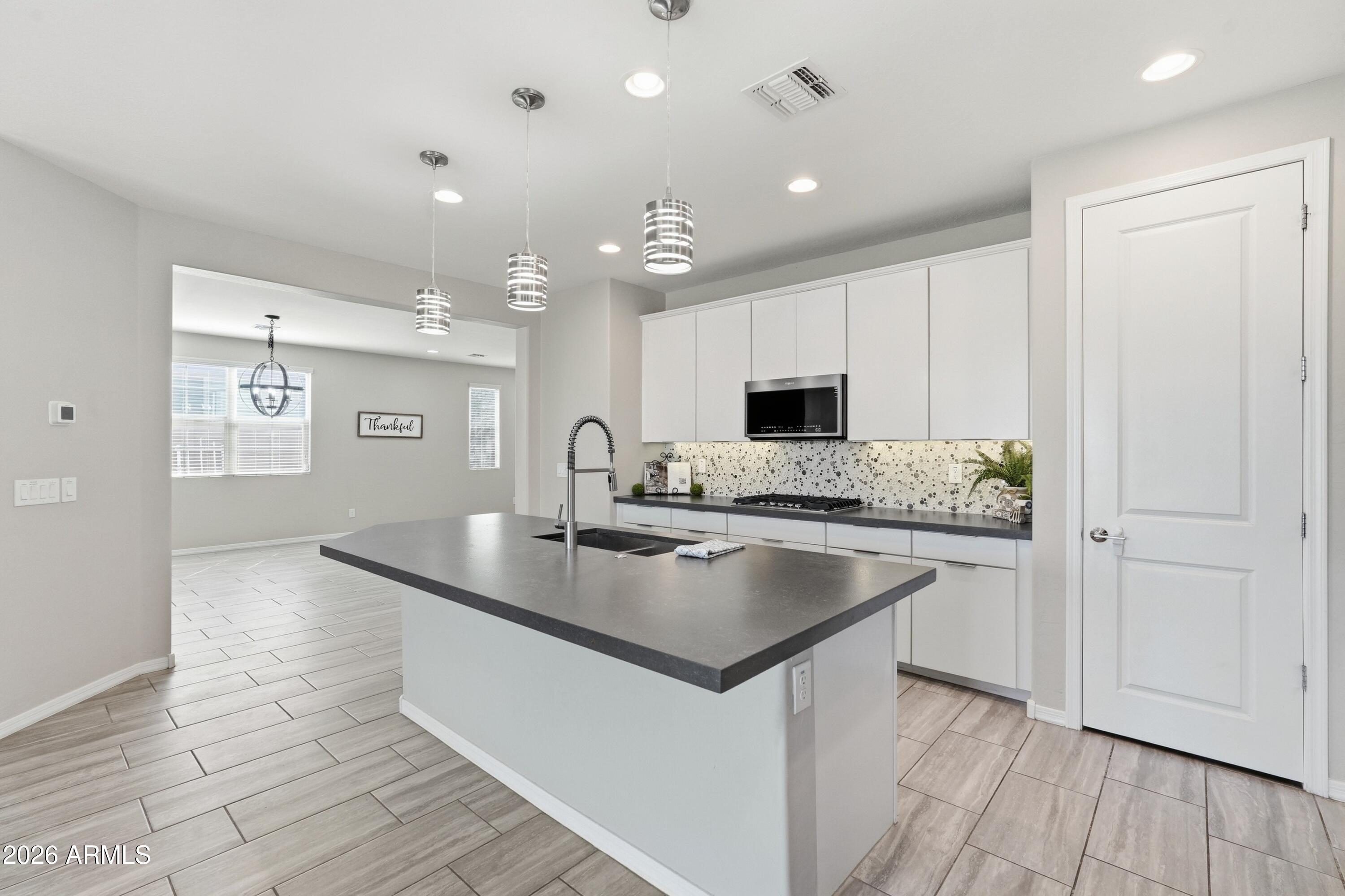 2840 E SUNLAND Avenue