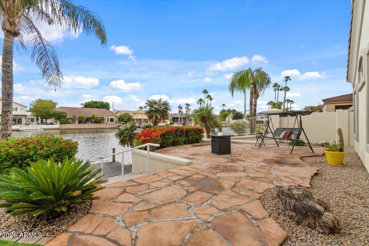 1902 E WILLOW TREE Court