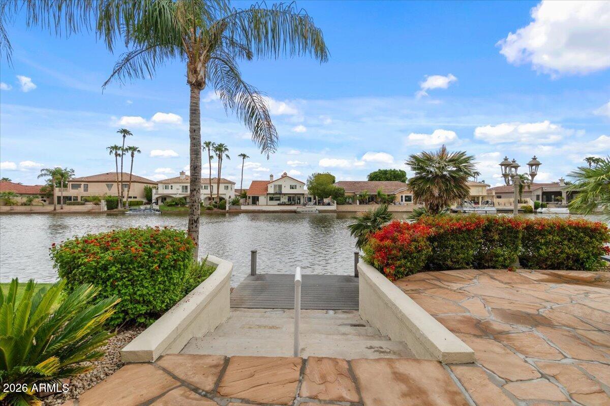 1902 E WILLOW TREE Court