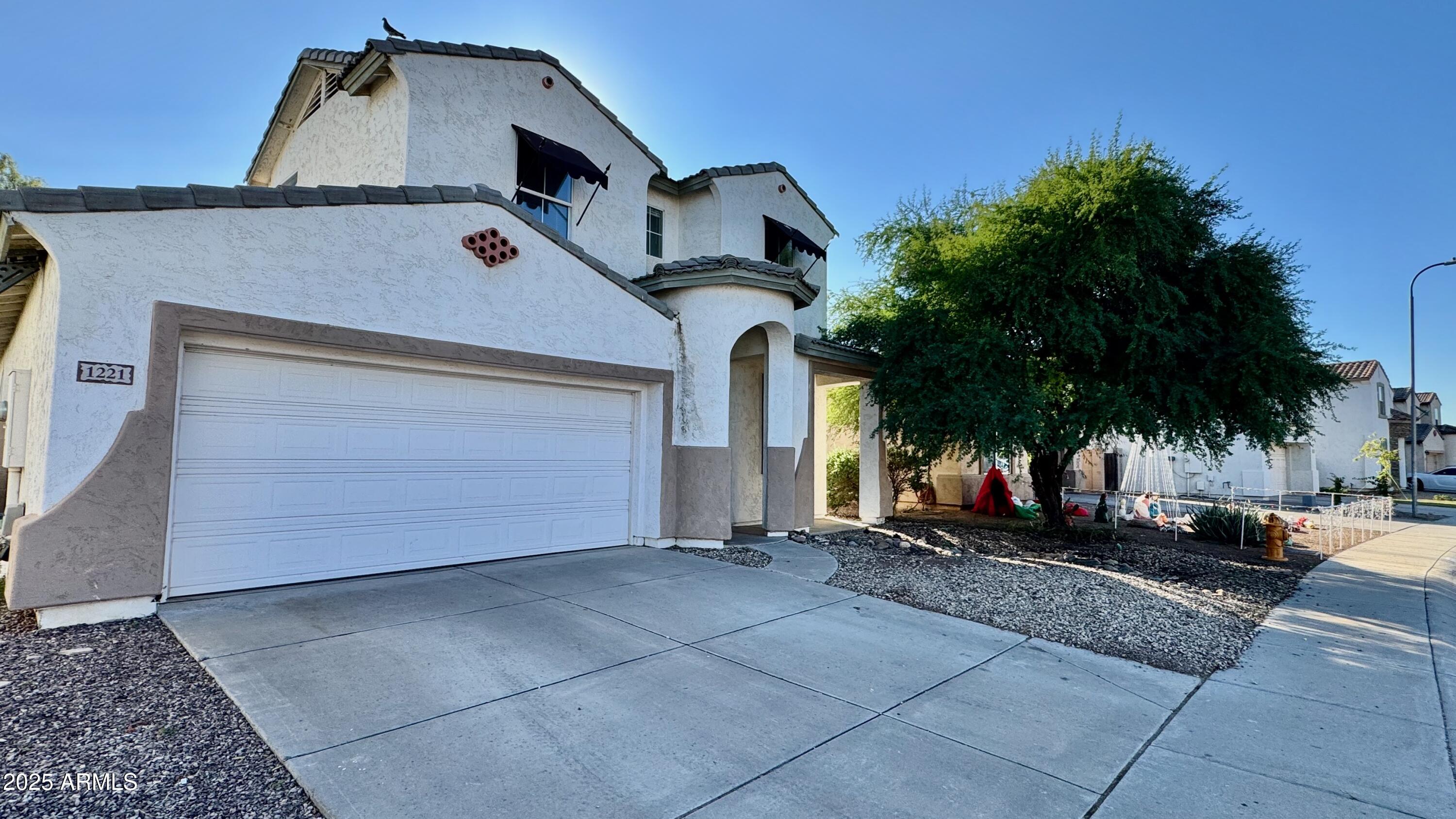 1221 E CHAMBERS Street