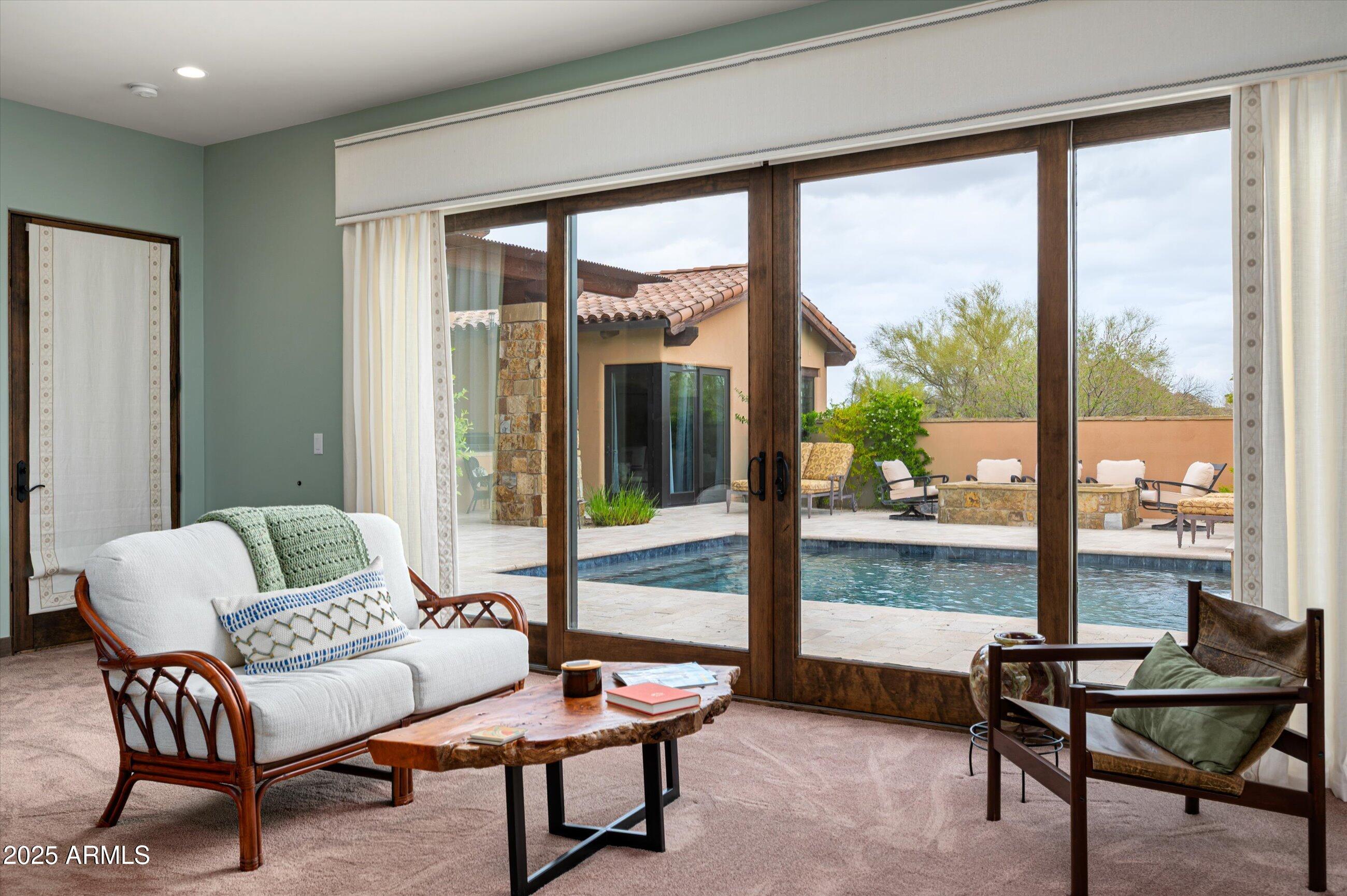 WHISPER ROCK - Residential