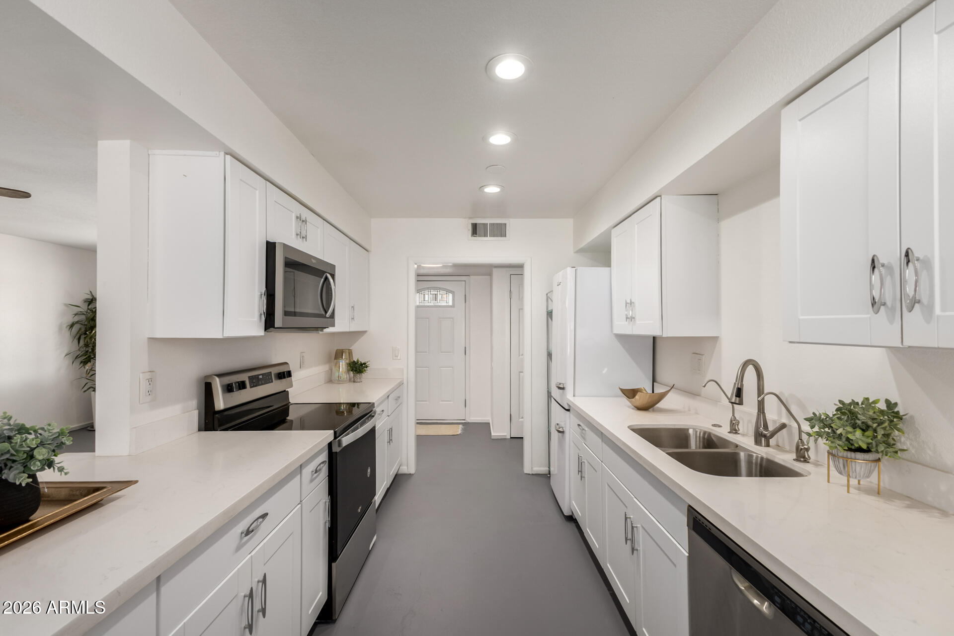 836 S SARANAC Avenue