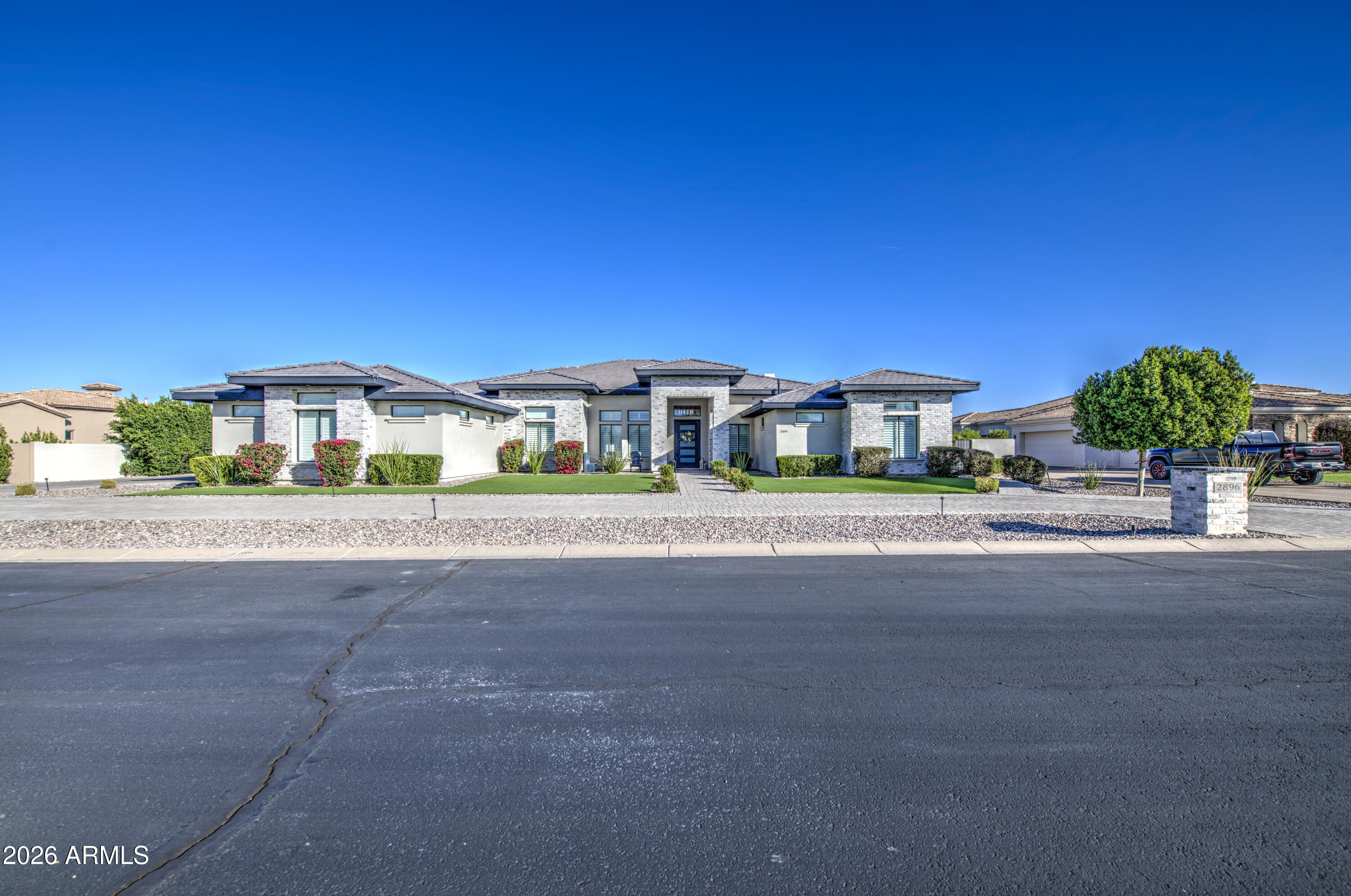 2896 E ARROWHEAD Trail