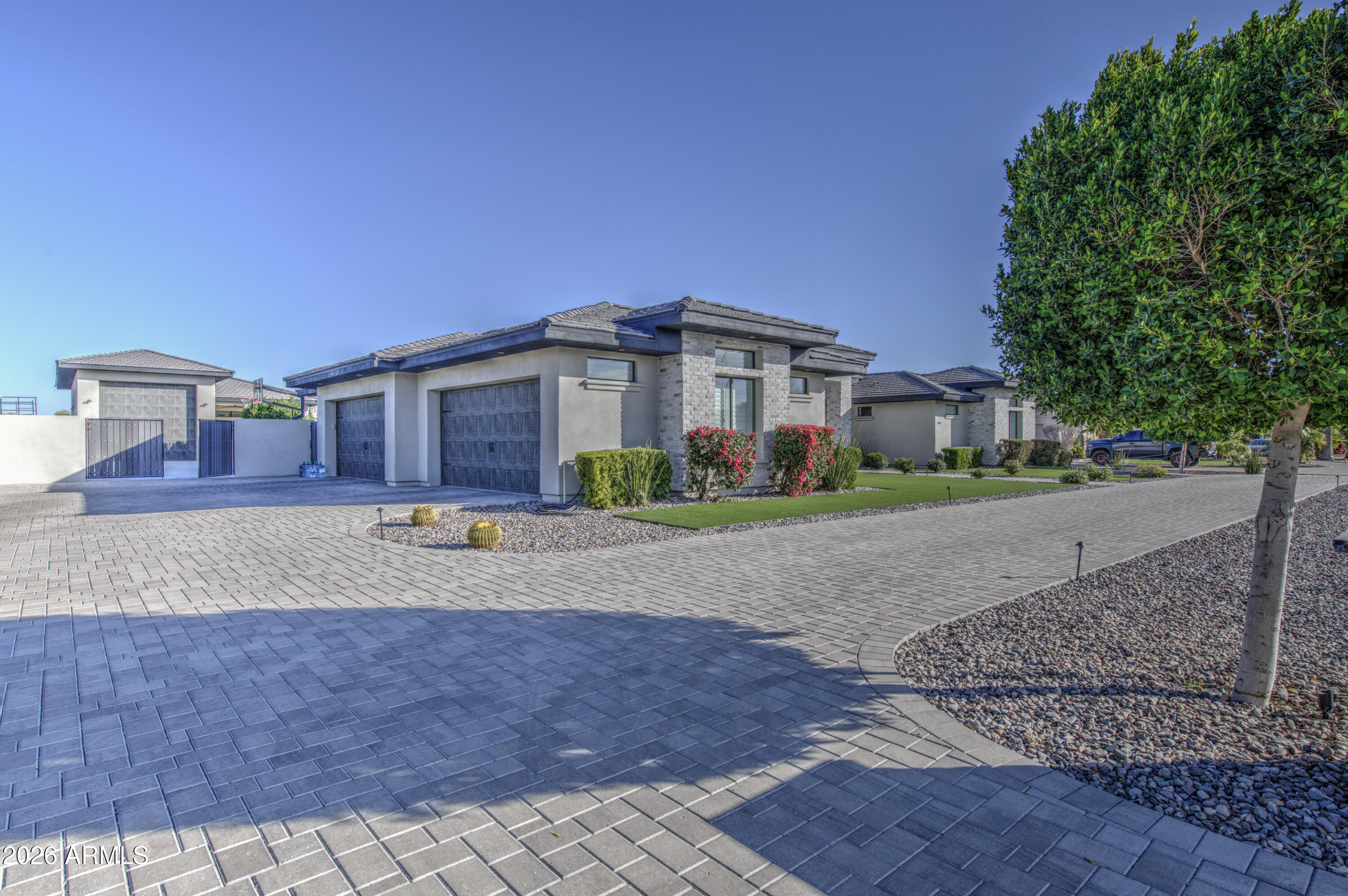 2896 E ARROWHEAD Trail