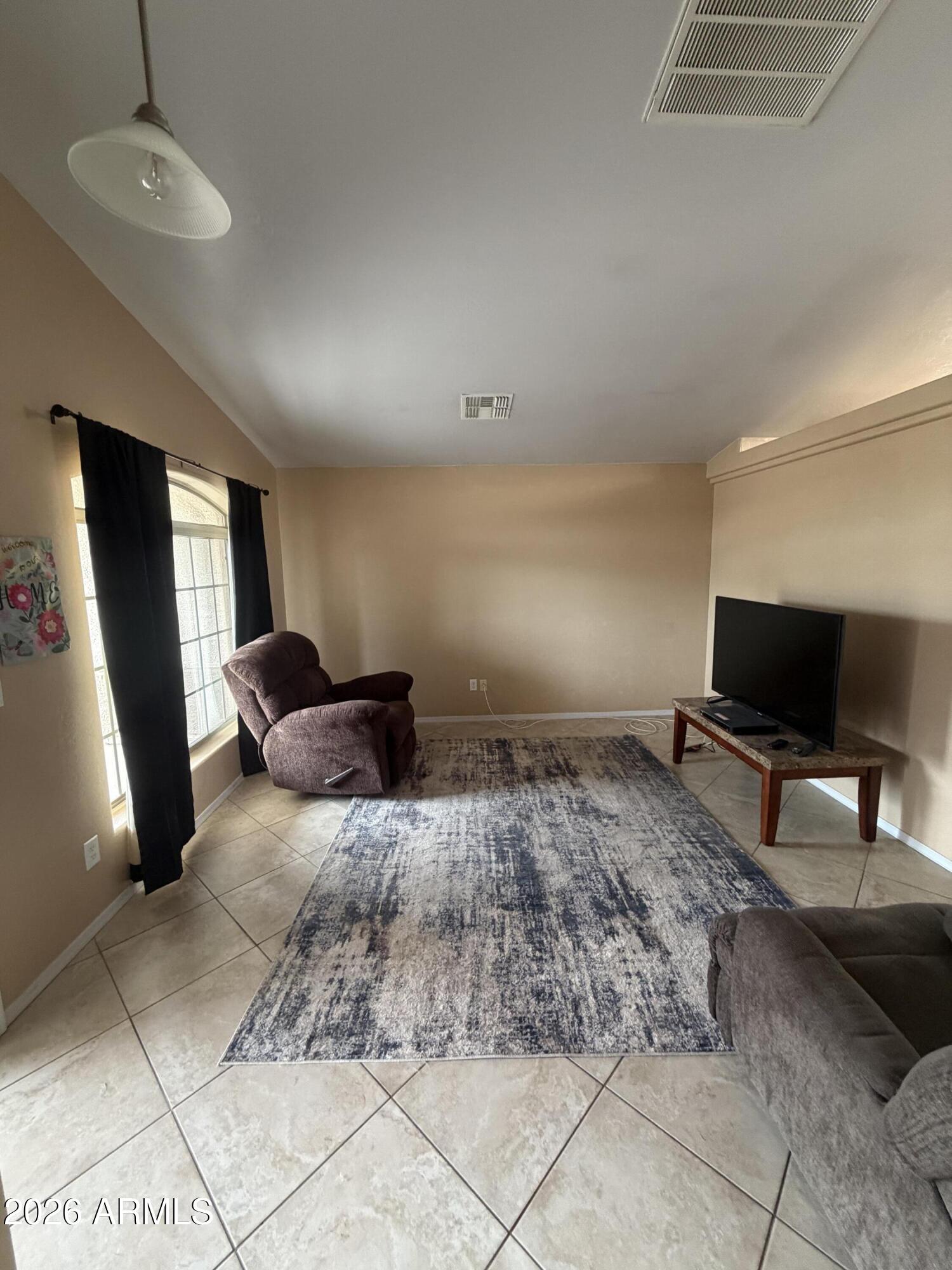 1015 E LINCOLNWOOD Circle