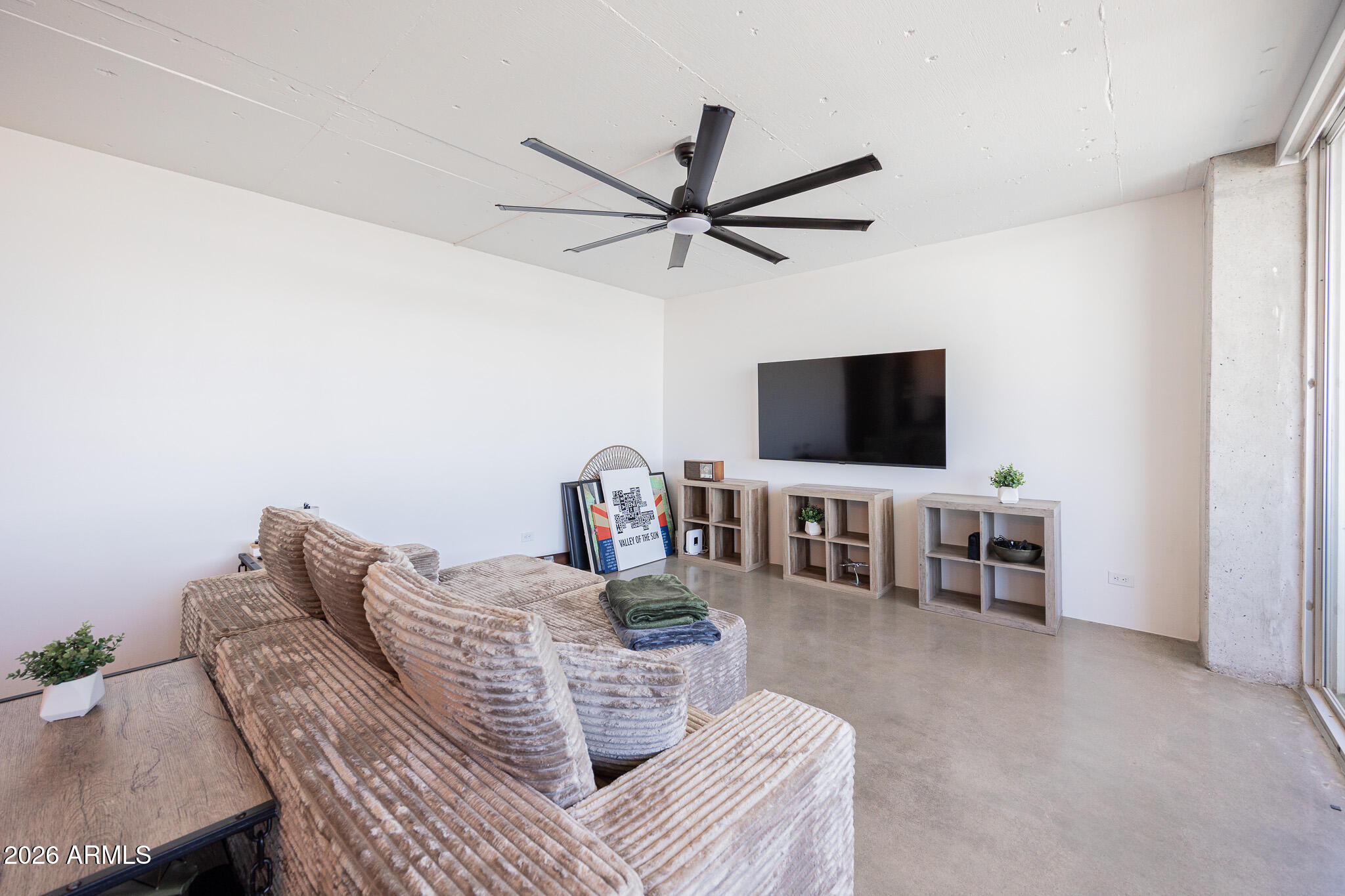 207 W CLARENDON Avenue B22