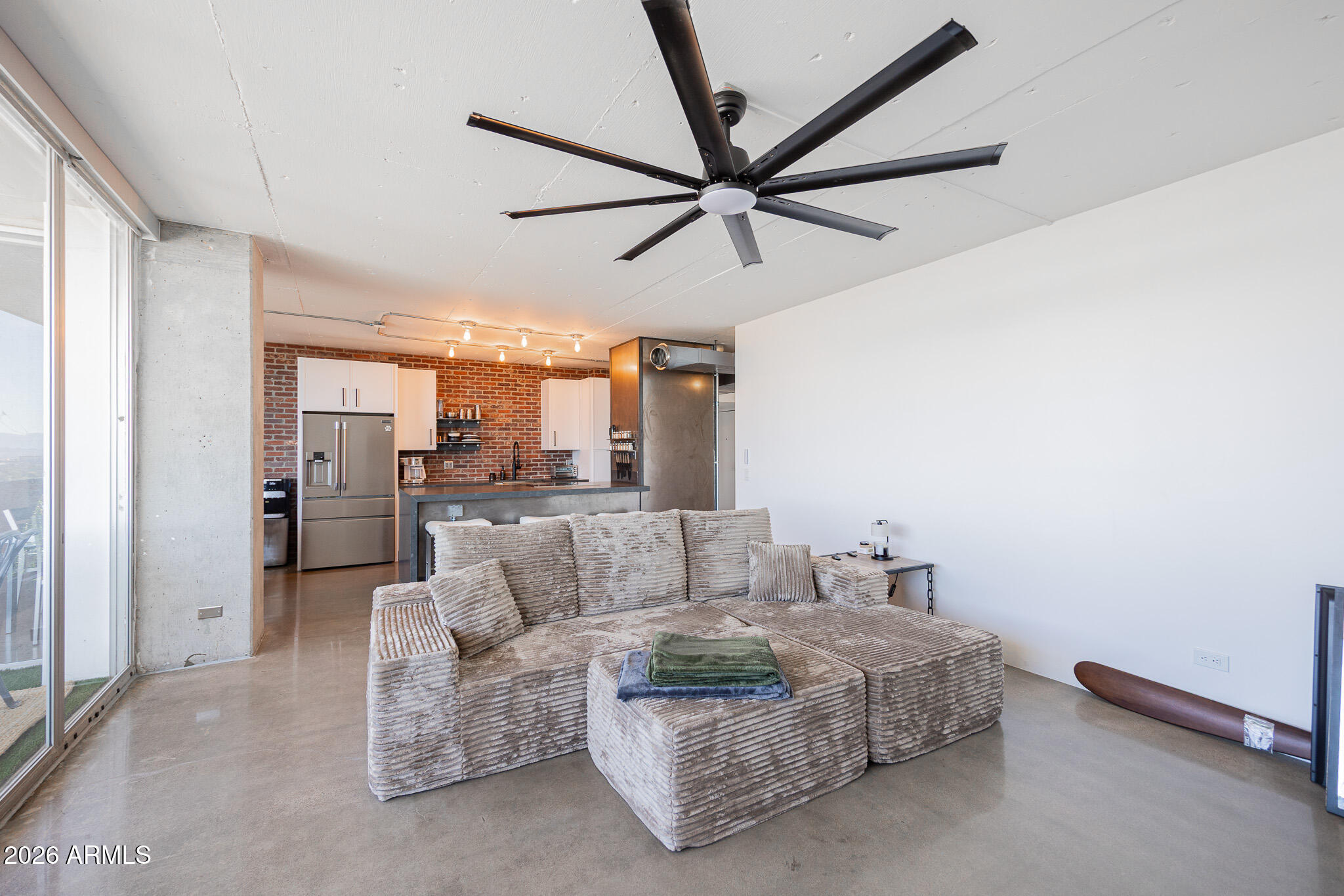 207 W CLARENDON Avenue B22