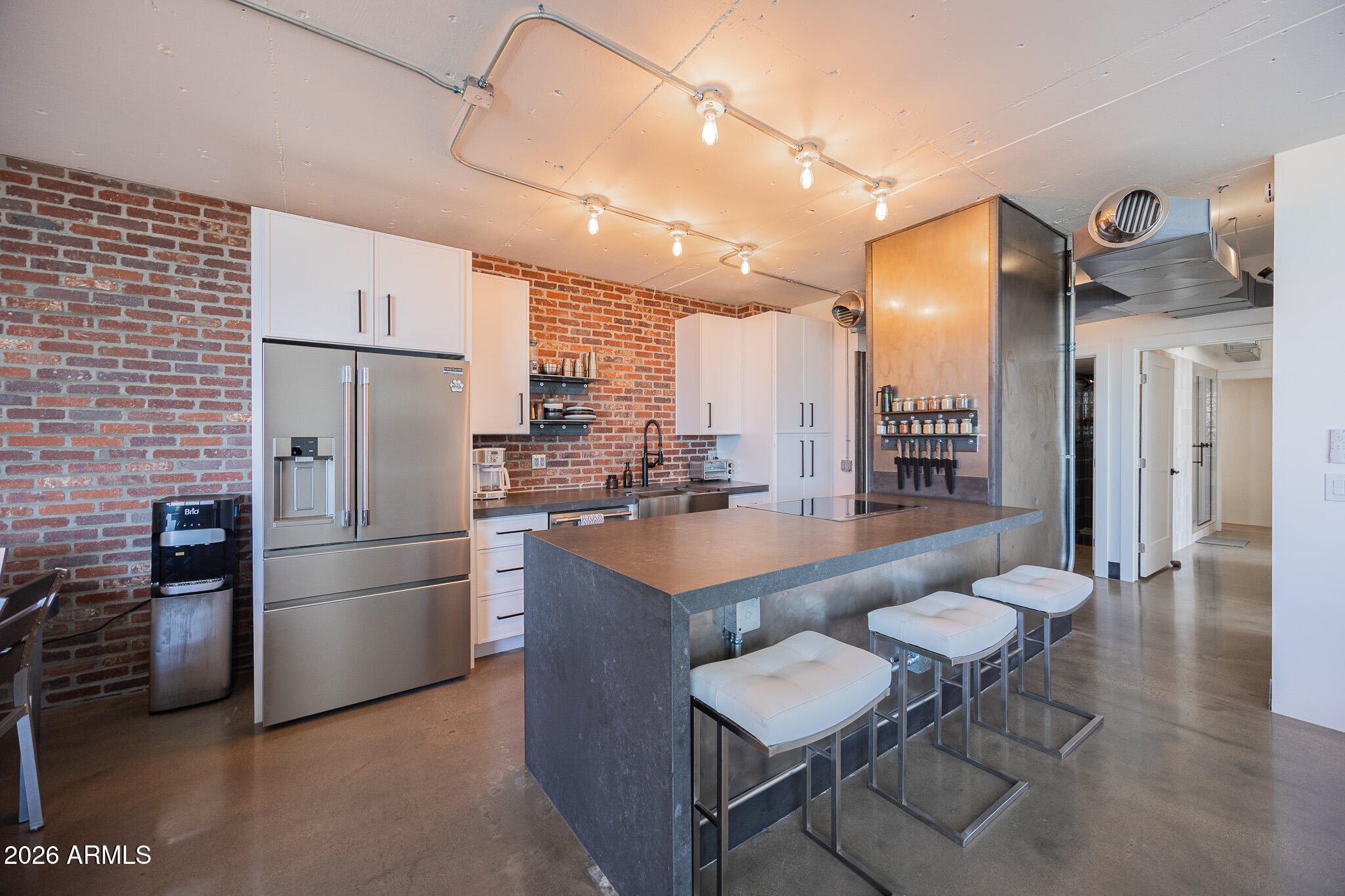 207 W CLARENDON Avenue B22