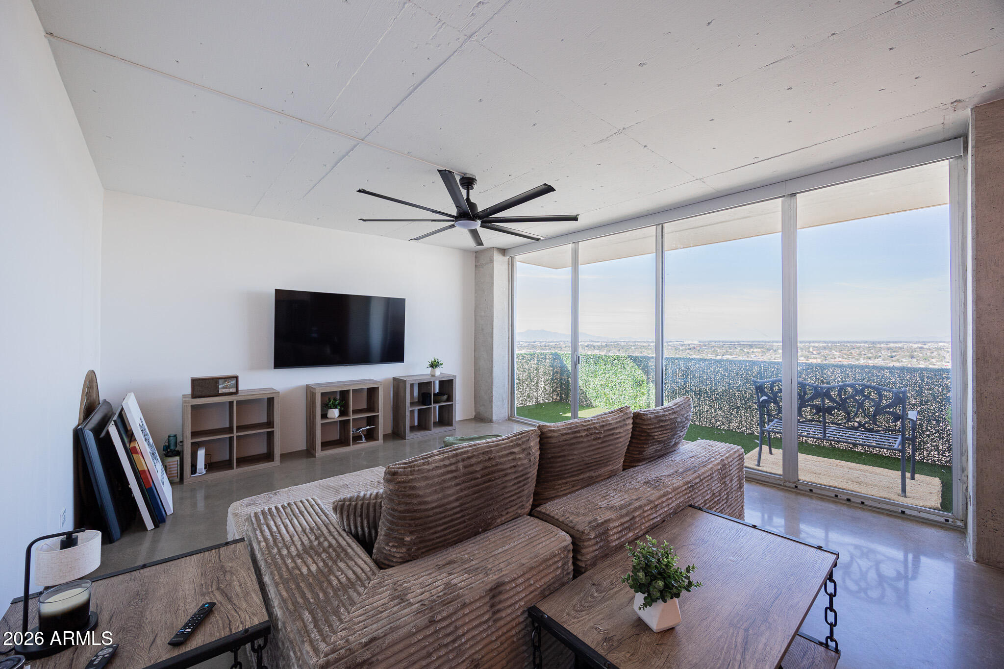 207 W CLARENDON Avenue B22