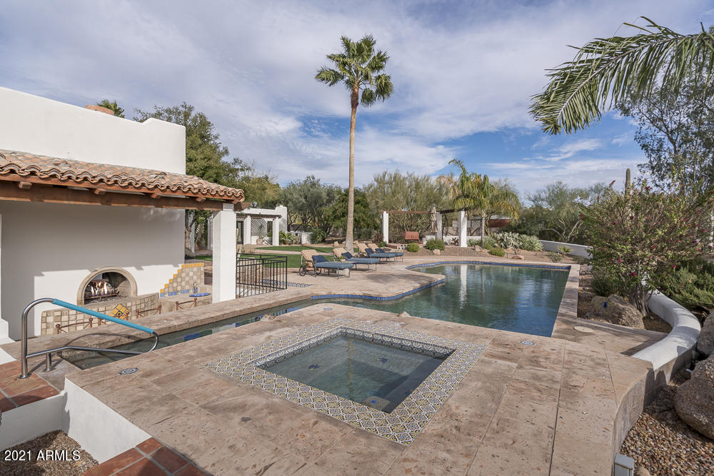 EQUESTRIAN ESTATE - Residential