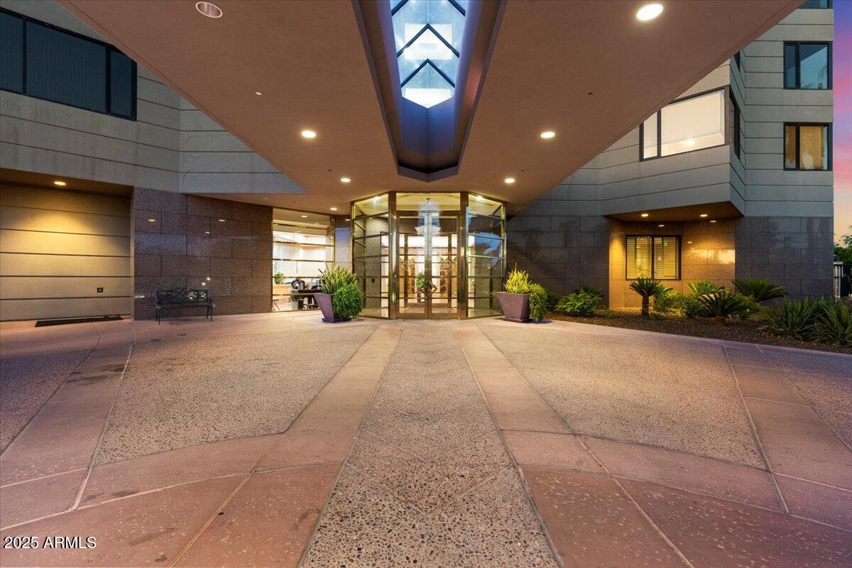 1040 E OSBORN Road 203