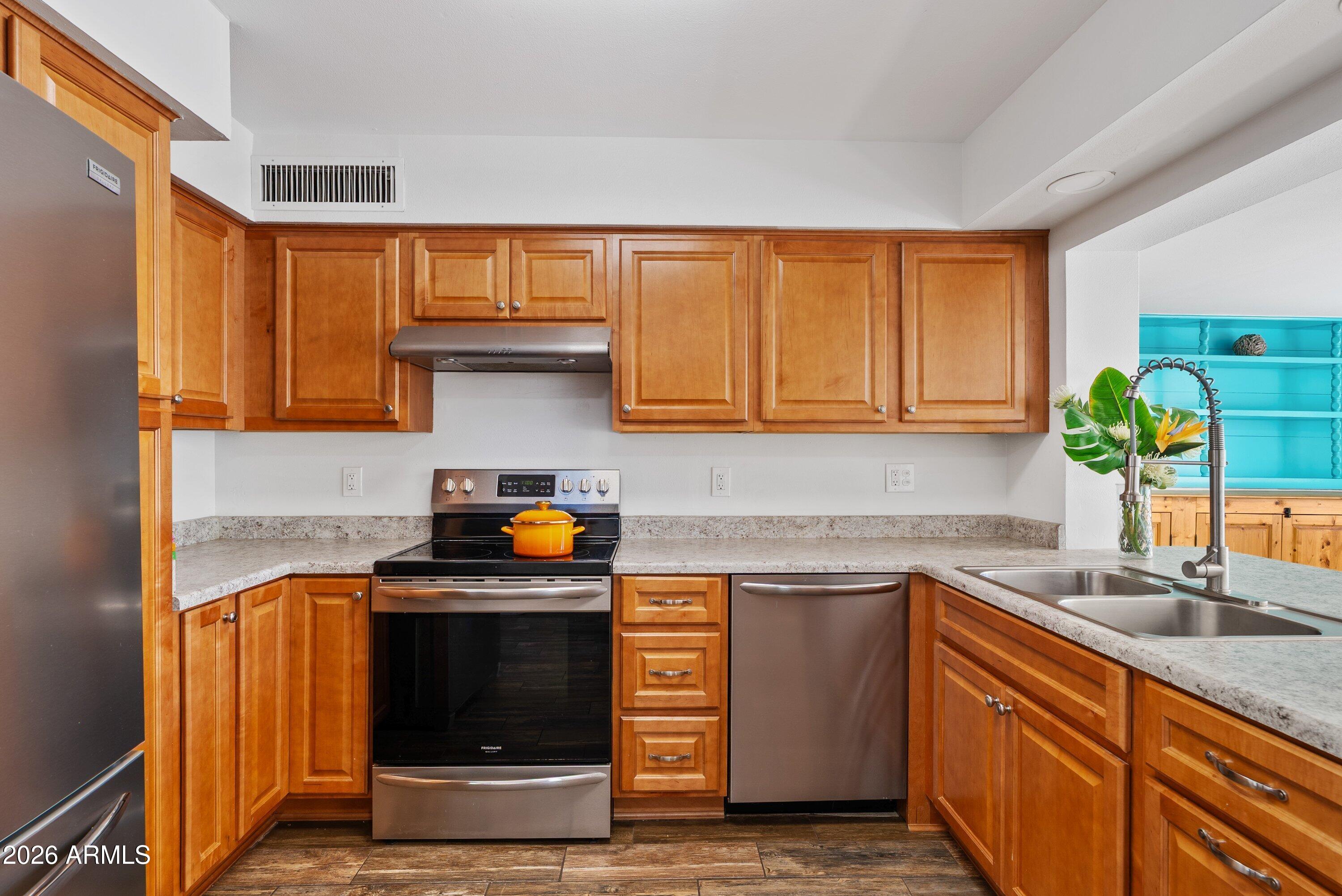 2045 W CORRINE Drive