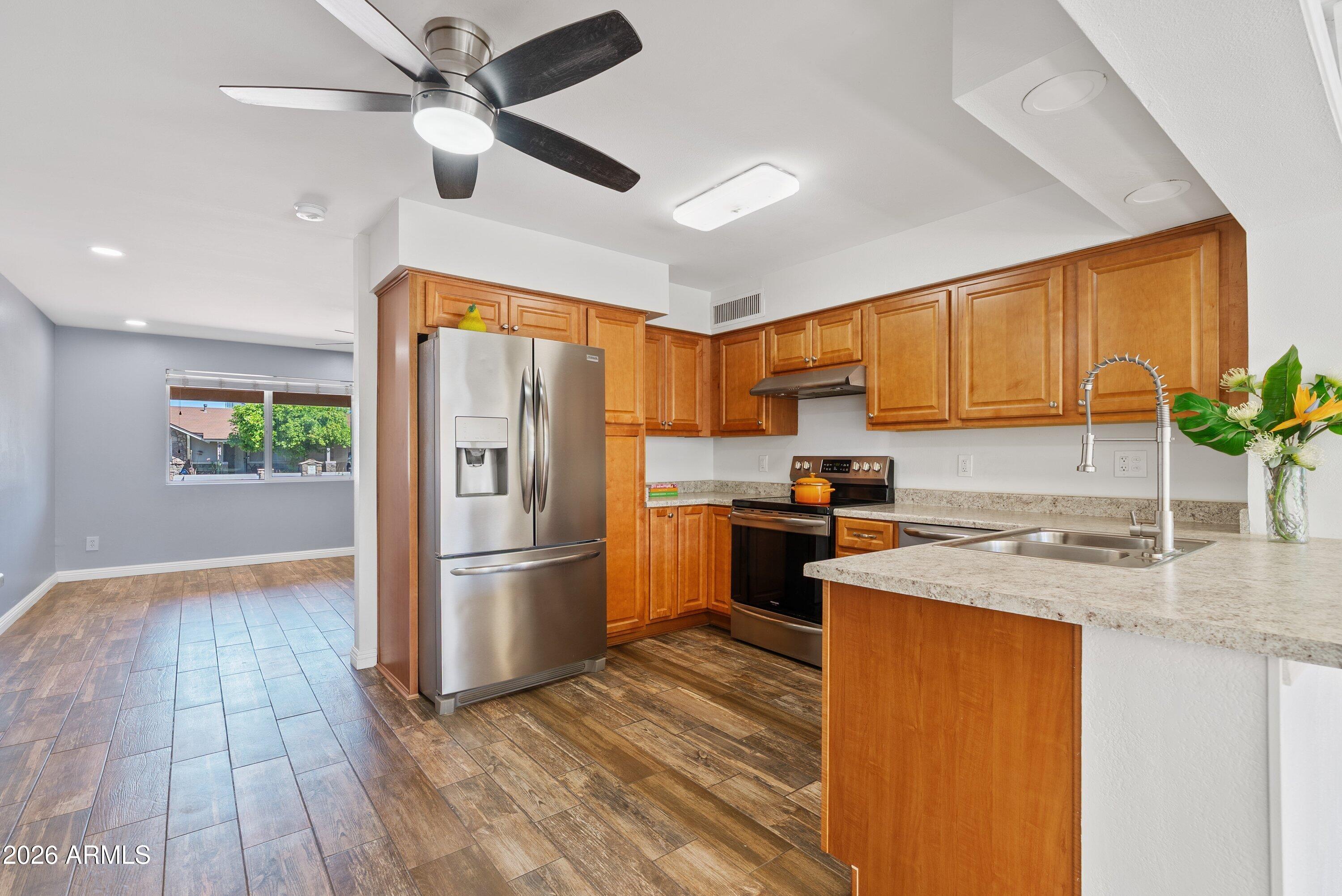 2045 W CORRINE Drive