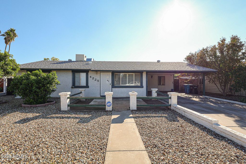 Photo of 4225 W Griswold Road, Phoenix, AZ 85051 (MLS # 6952350)