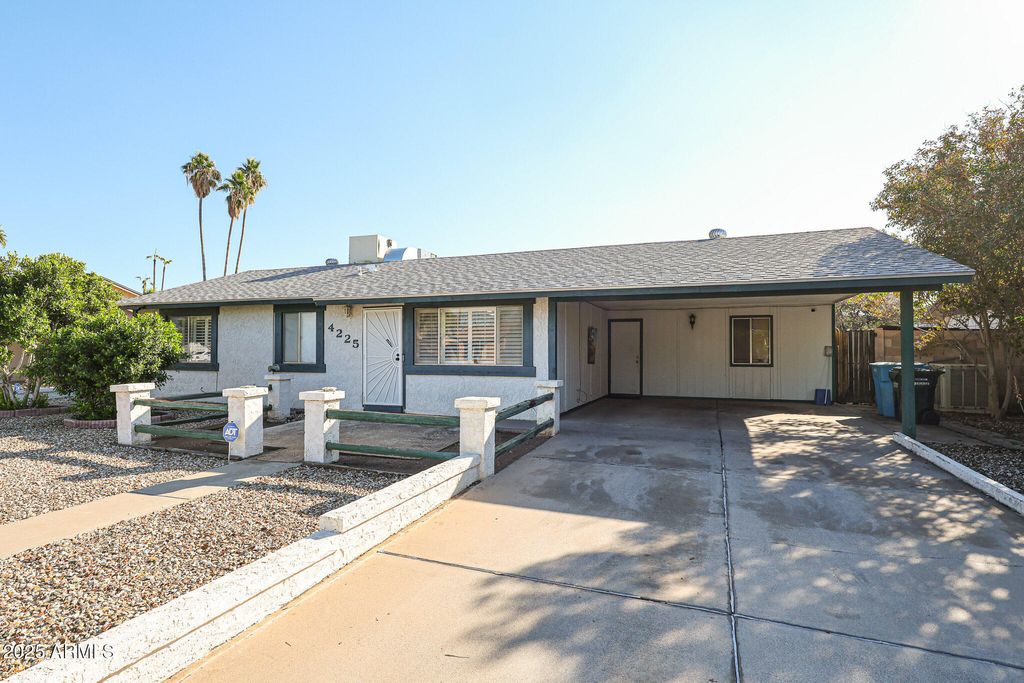 Photo of 4225 W Griswold Road, Phoenix, AZ 85051 (MLS # 6952350)