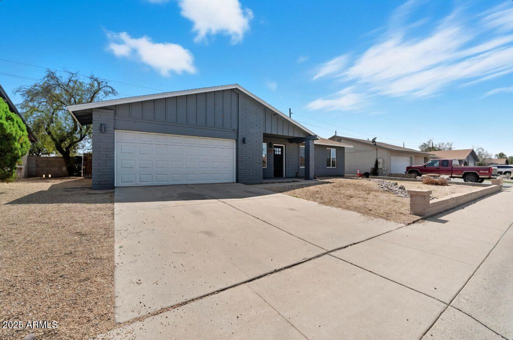 Photo of 6337 W Caron Street, Glendale, AZ 85302 (MLS # 6922119)