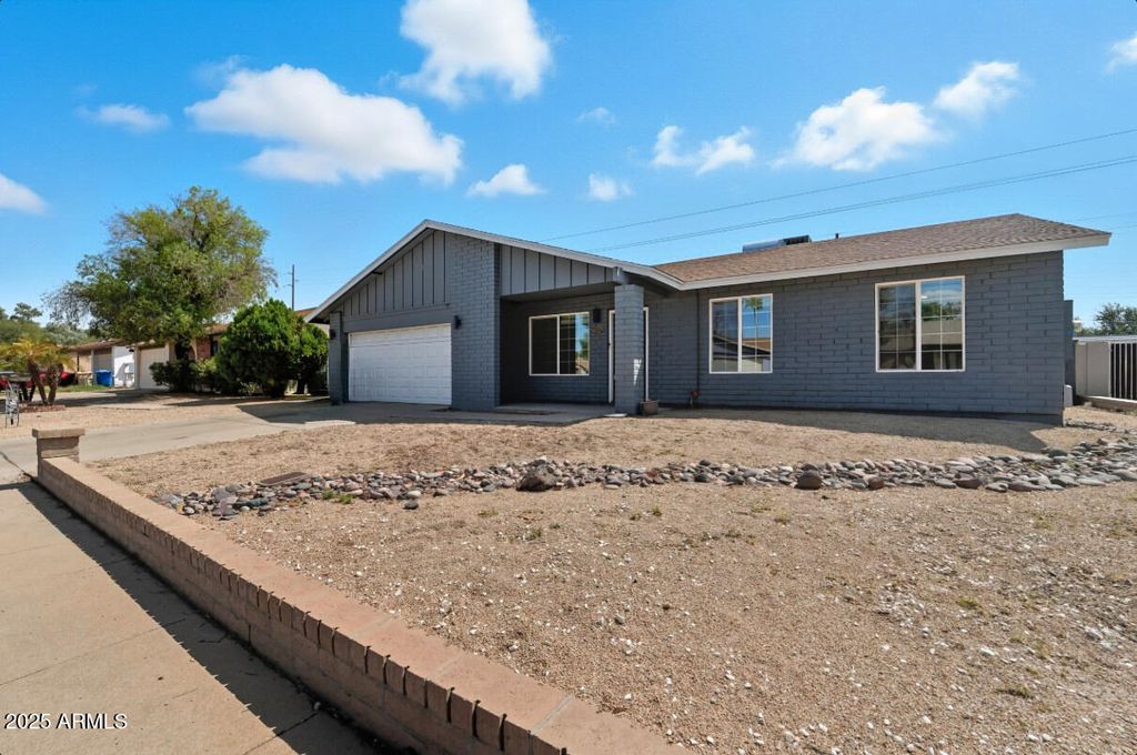 Photo of 6337 W Caron Street, Glendale, AZ 85302 (MLS # 6922119)