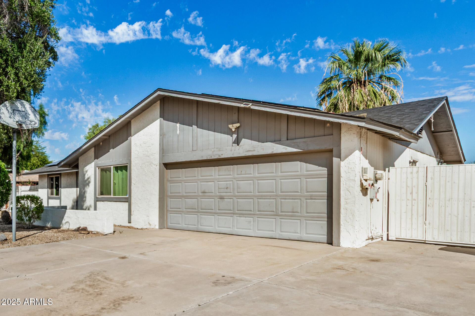 607 N PALM Circle