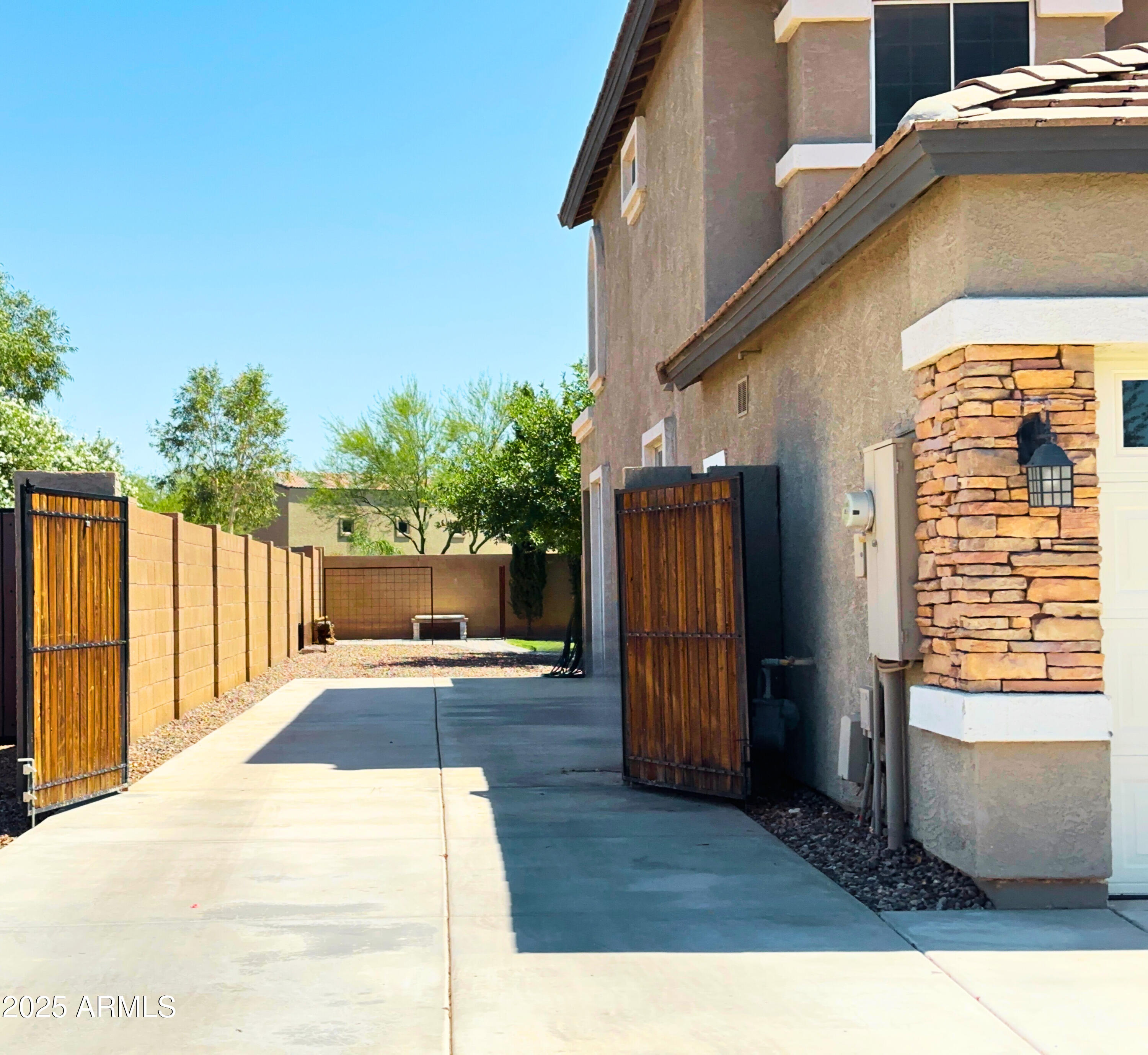 22057 E CALLE DE FLORES --