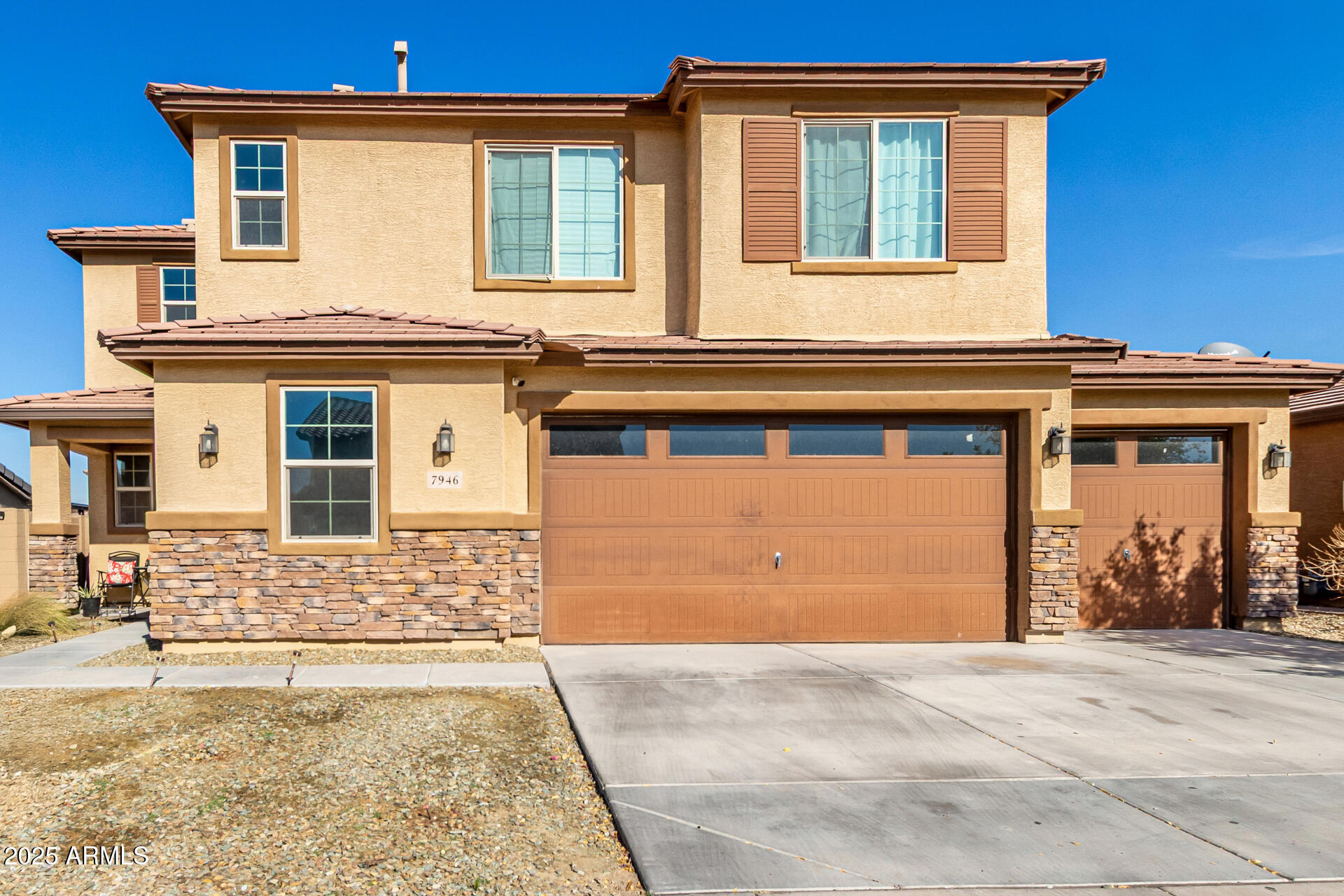 7946 W ENCINAS Lane
