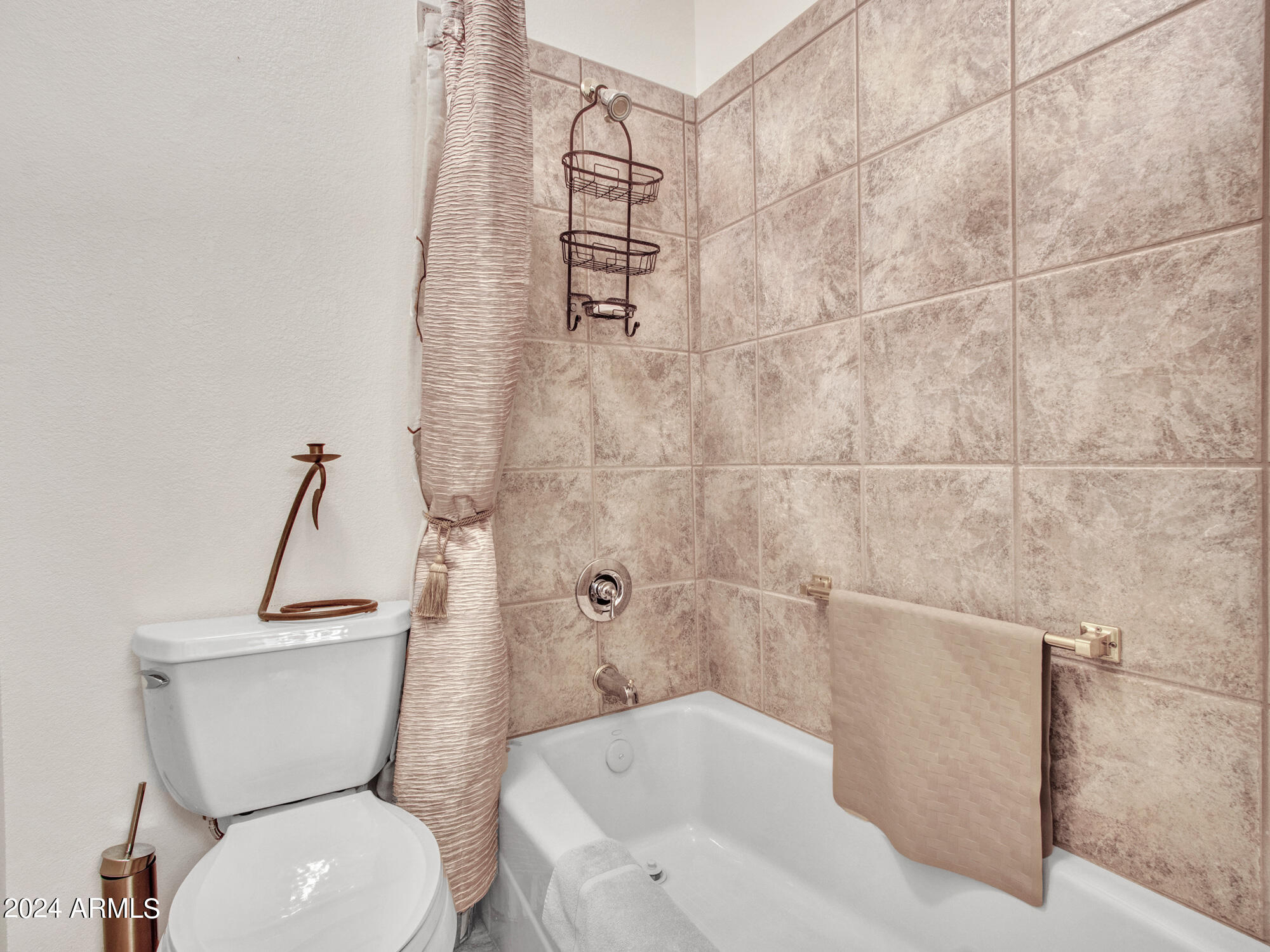 Goodyear, Arizona 85395, United States, 4 Bedrooms Bedrooms, ,3 BathroomsBathrooms,Residential,Pending,43239