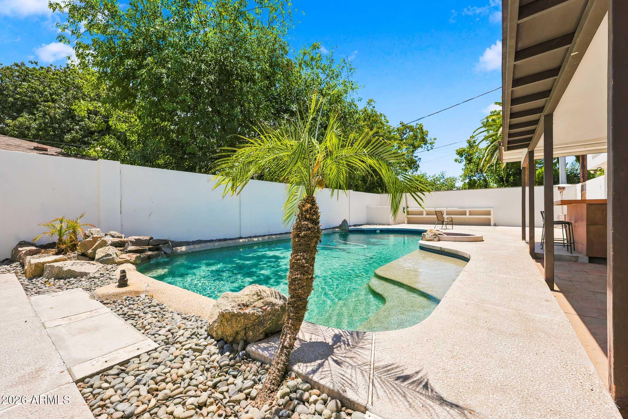 137 E VISTA DEL CERRO Drive