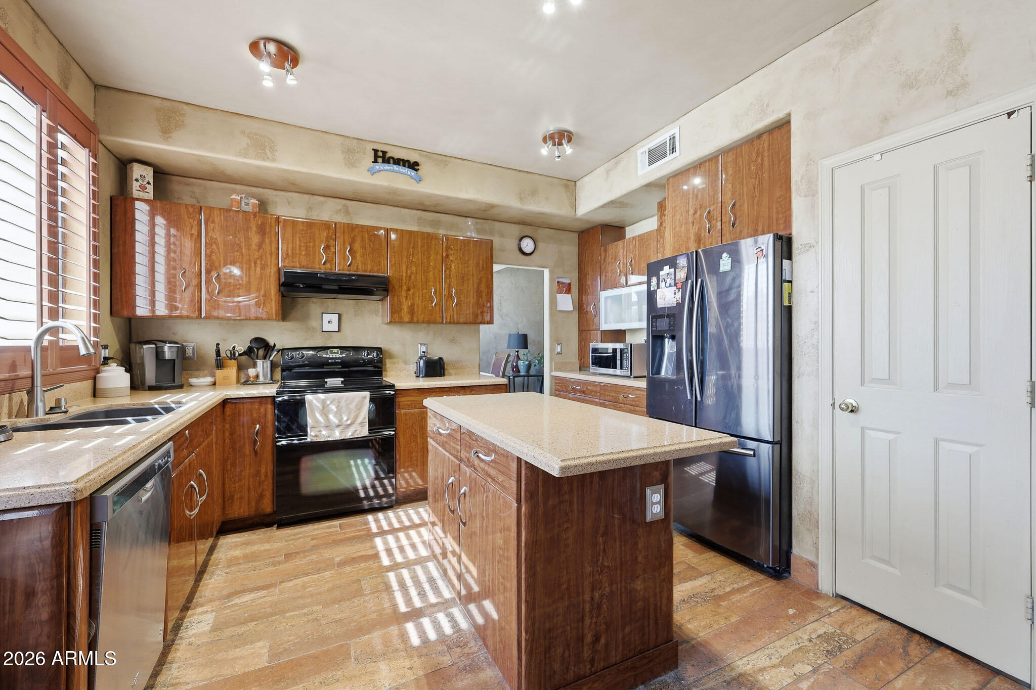 3713 E ISABELLA Avenue