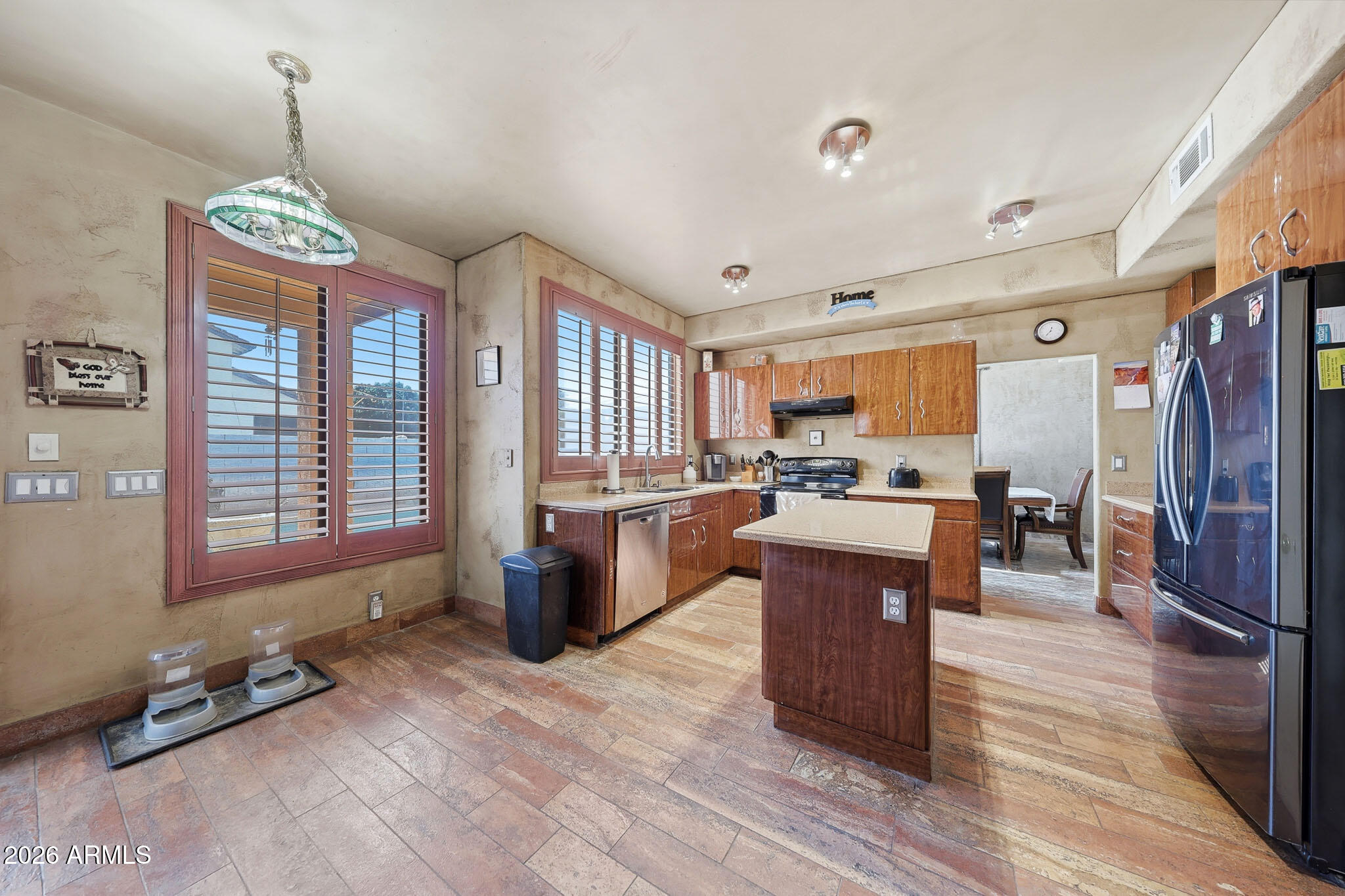 3713 E ISABELLA Avenue