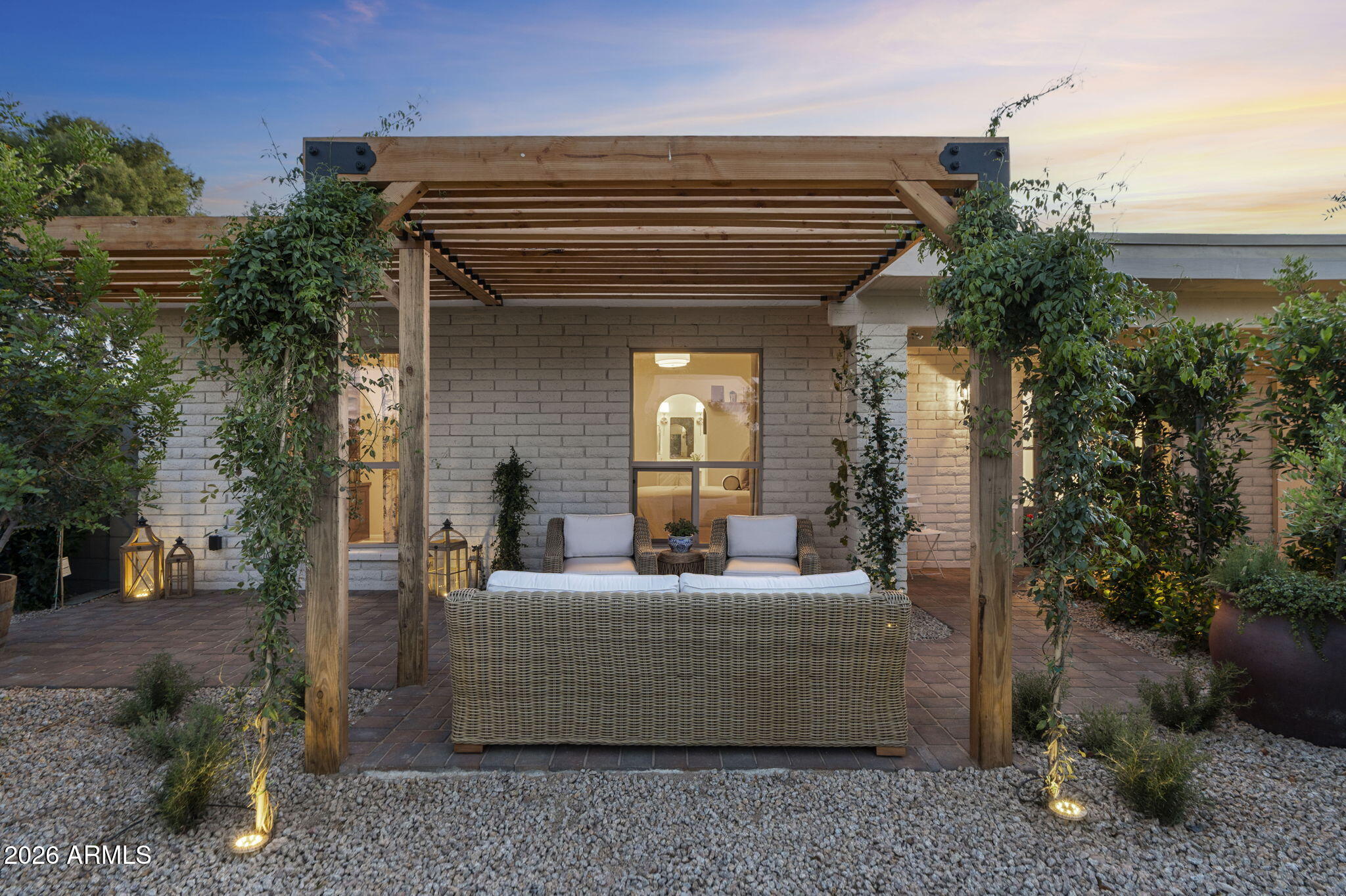 2811 E CORRINE Drive