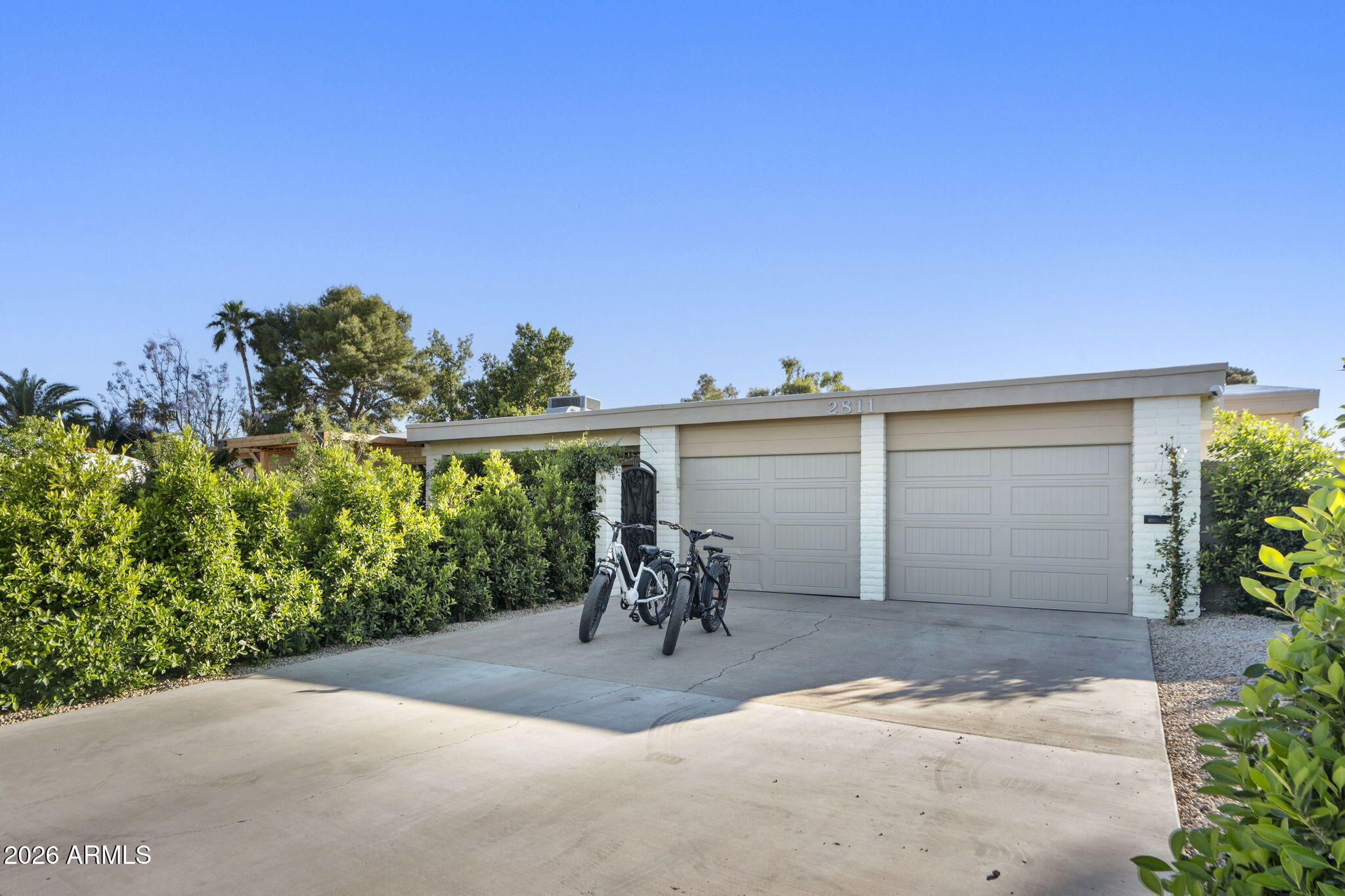 2811 E CORRINE Drive