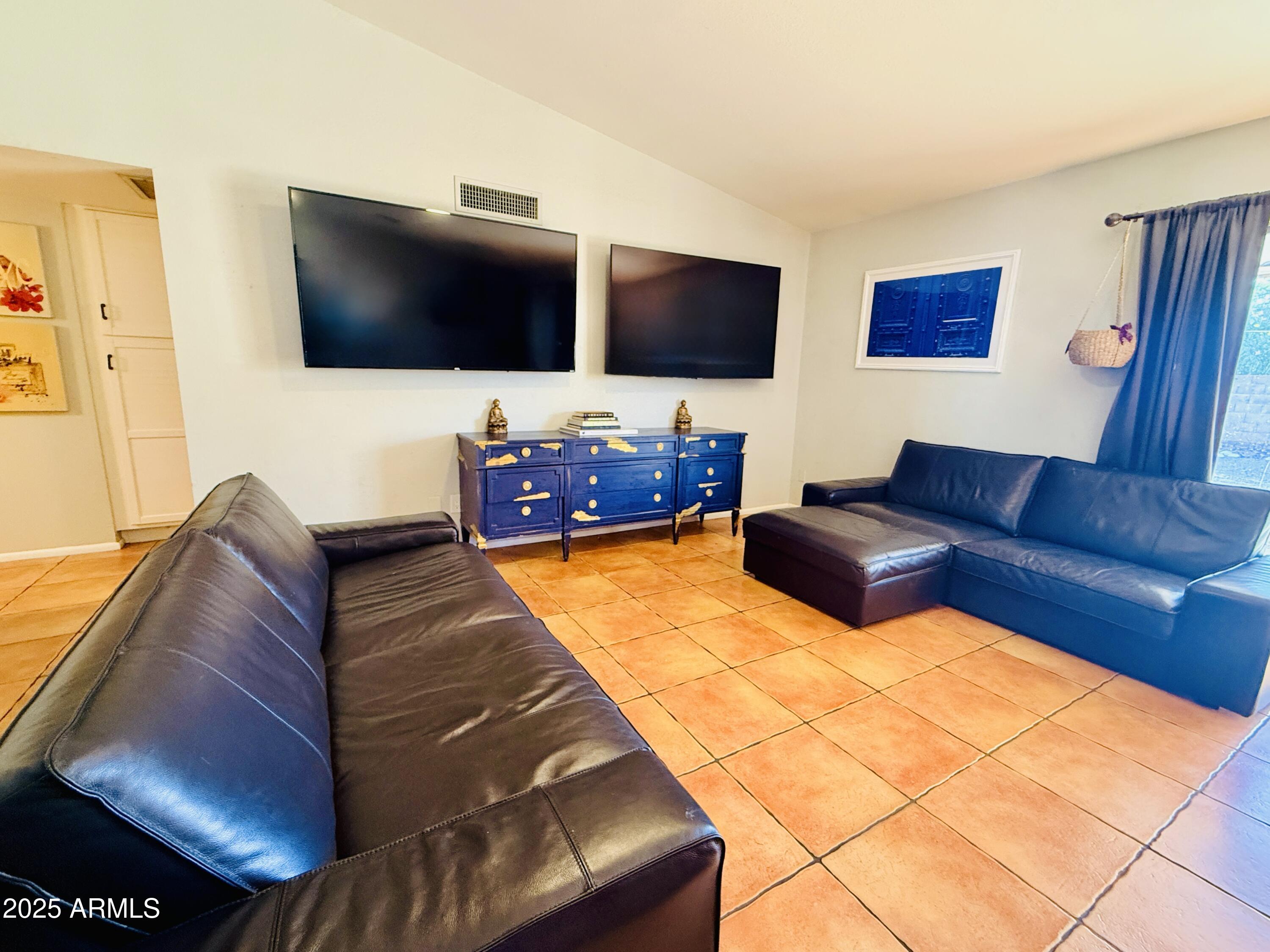 143 W IVYGLEN Street