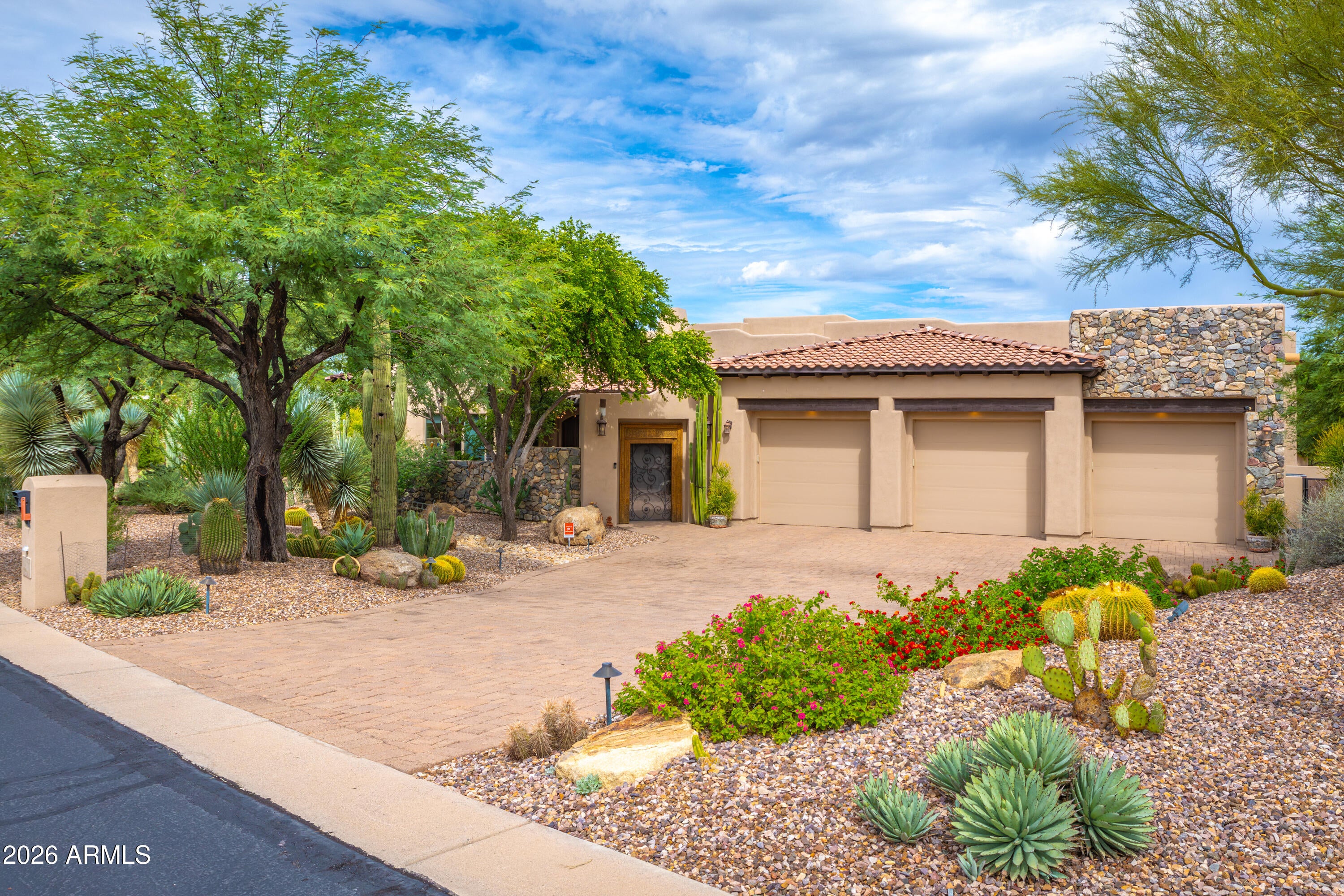 8650 E STAGHORN Lane