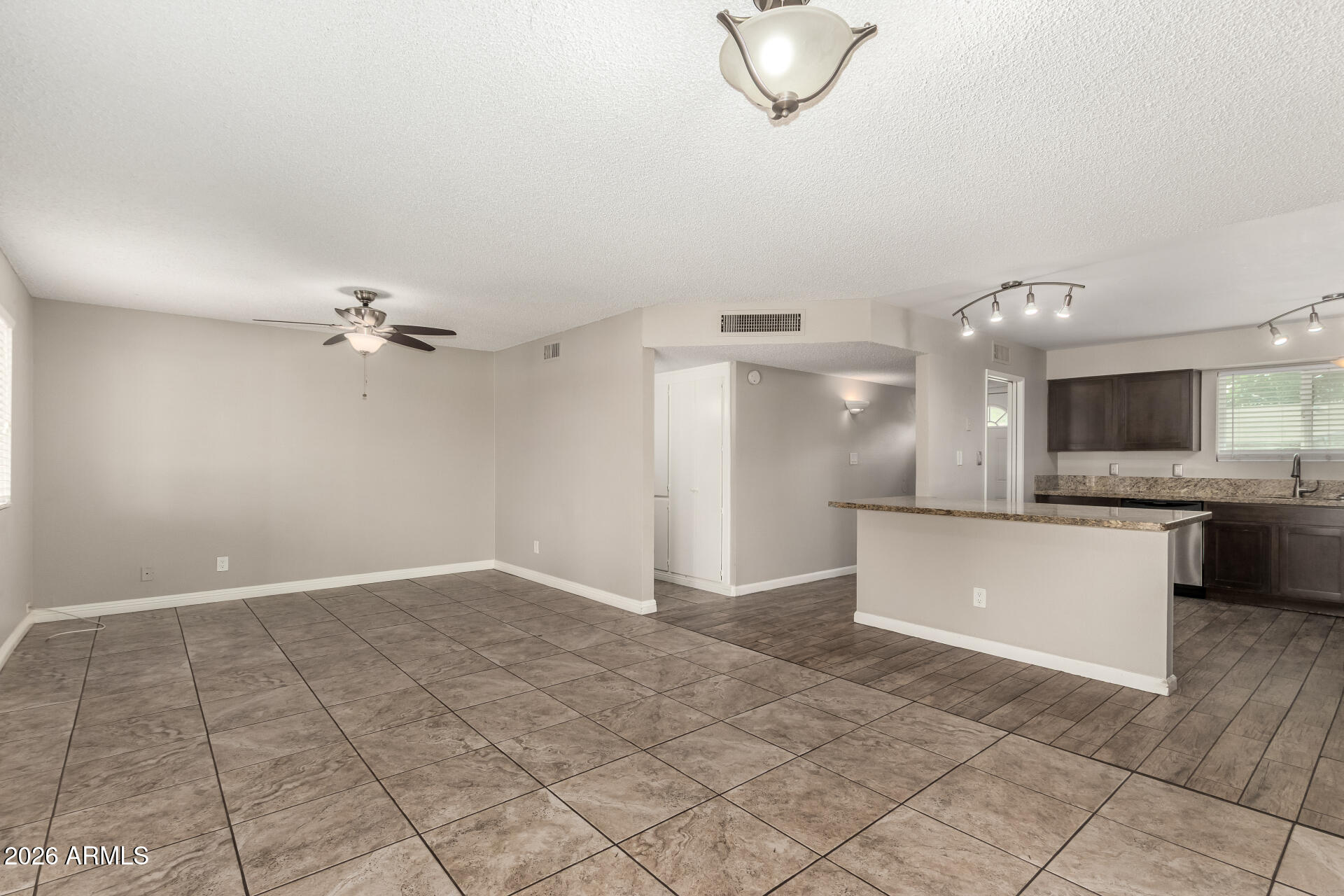 8622 W COLUMBUS Avenue