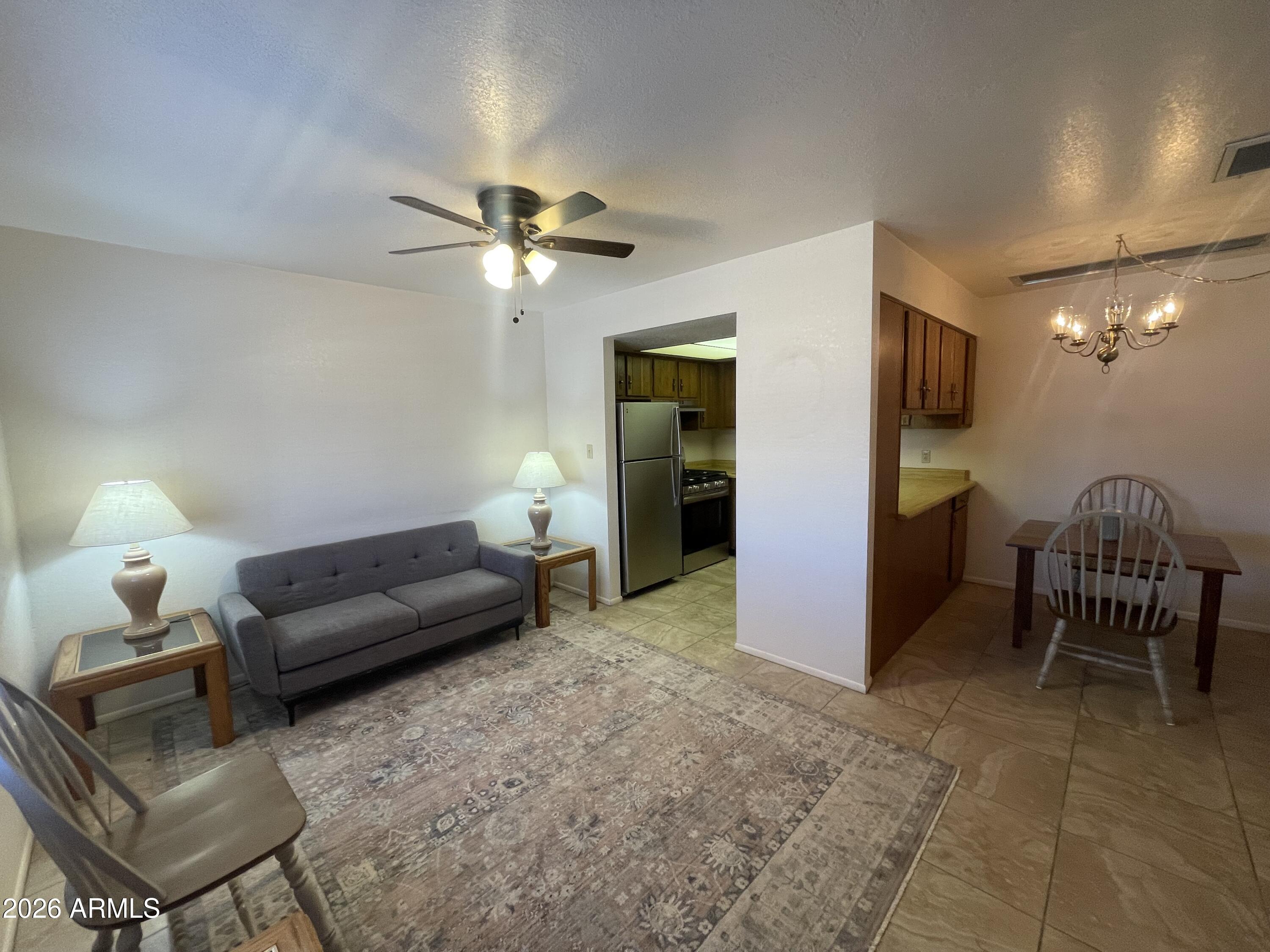 827 E LANCASTER Circle