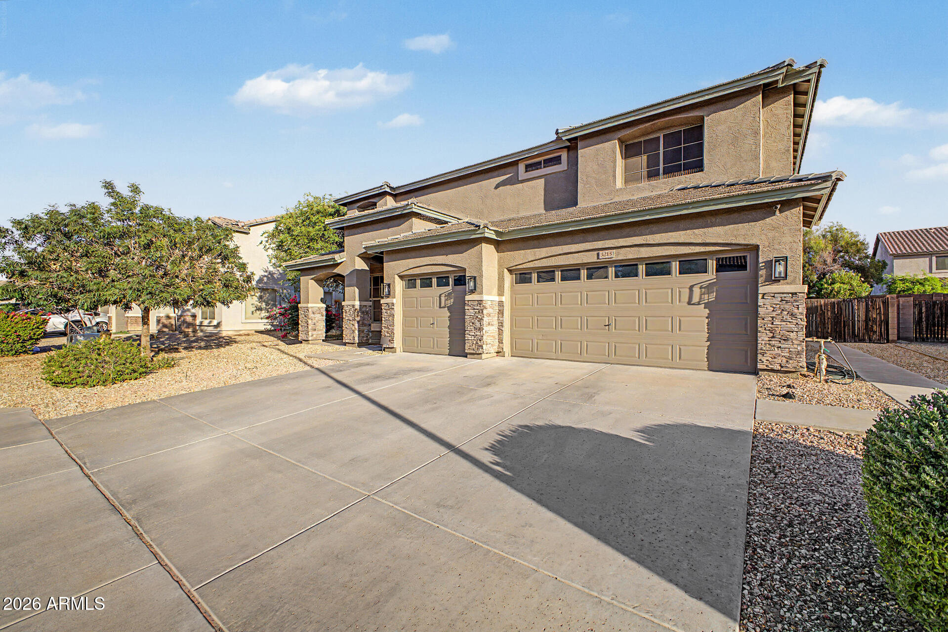 3213 W PLEASANT Lane