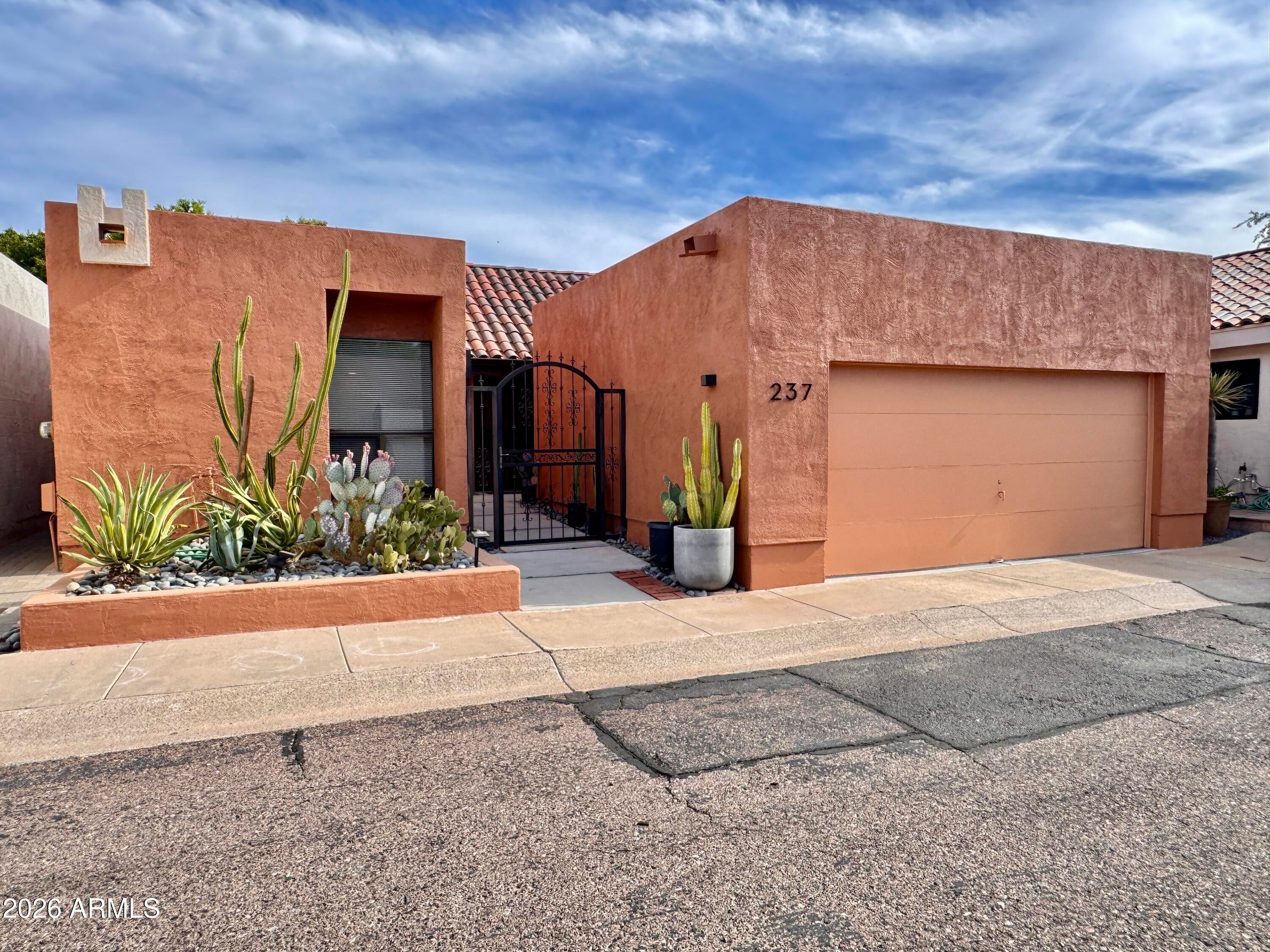 237 W DENTON Lane