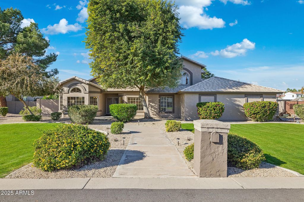 Photo of 780 N Bristol Lane, Gilbert, AZ 85234 (MLS # 6959618)