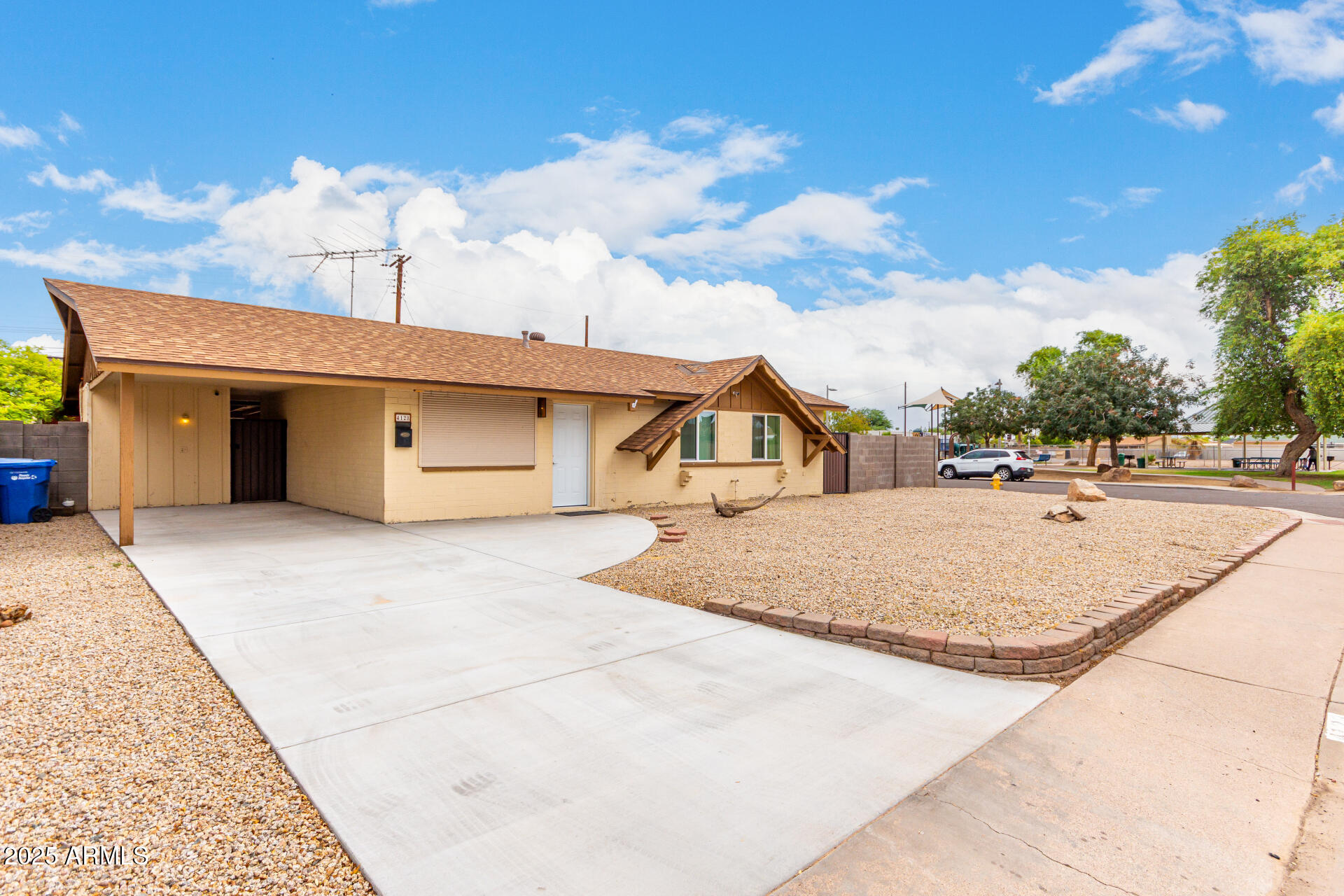4128 W EARLL Drive