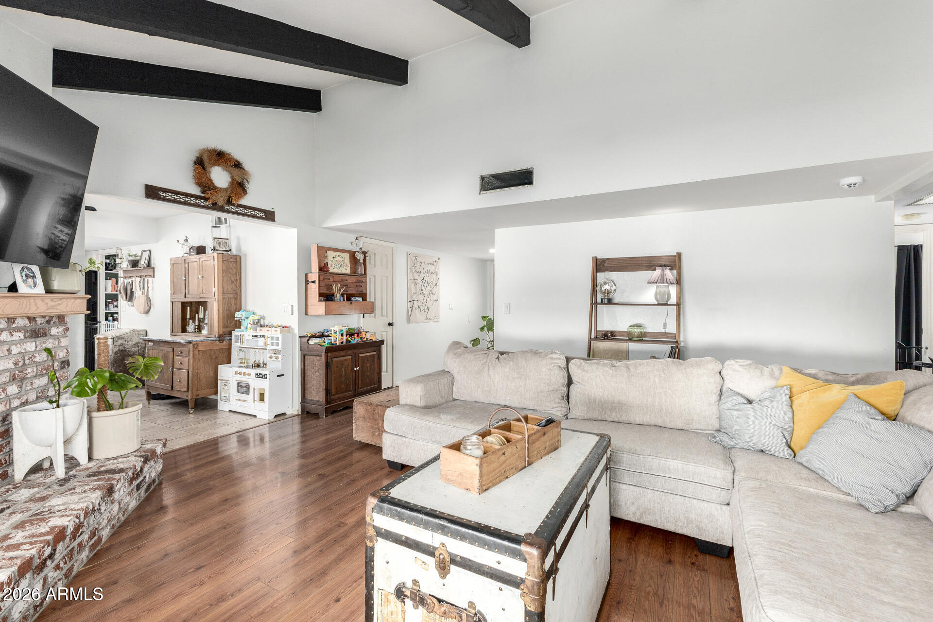 864 W KILAREA Avenue