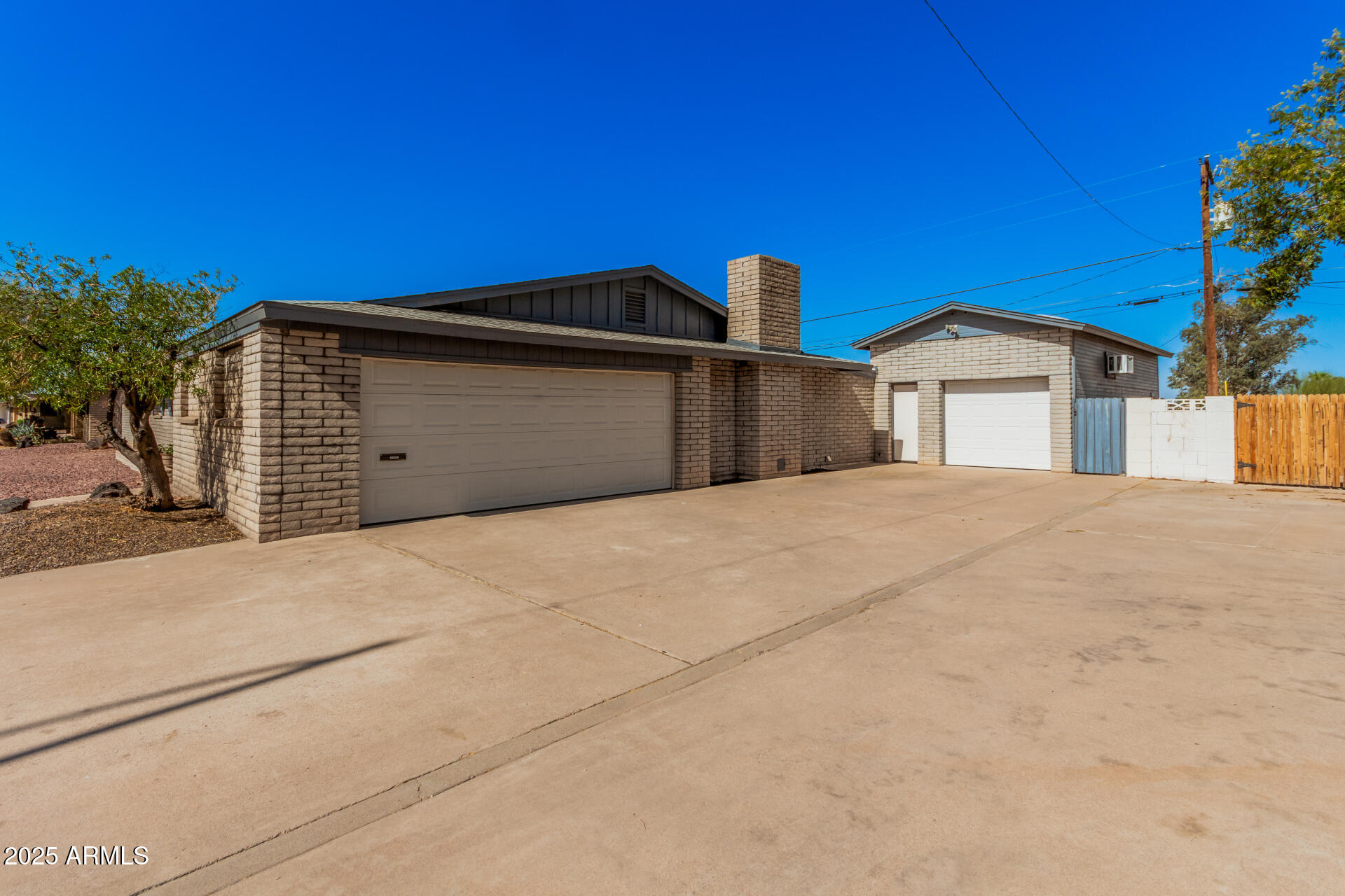 1002 W FAIRWAY Drive