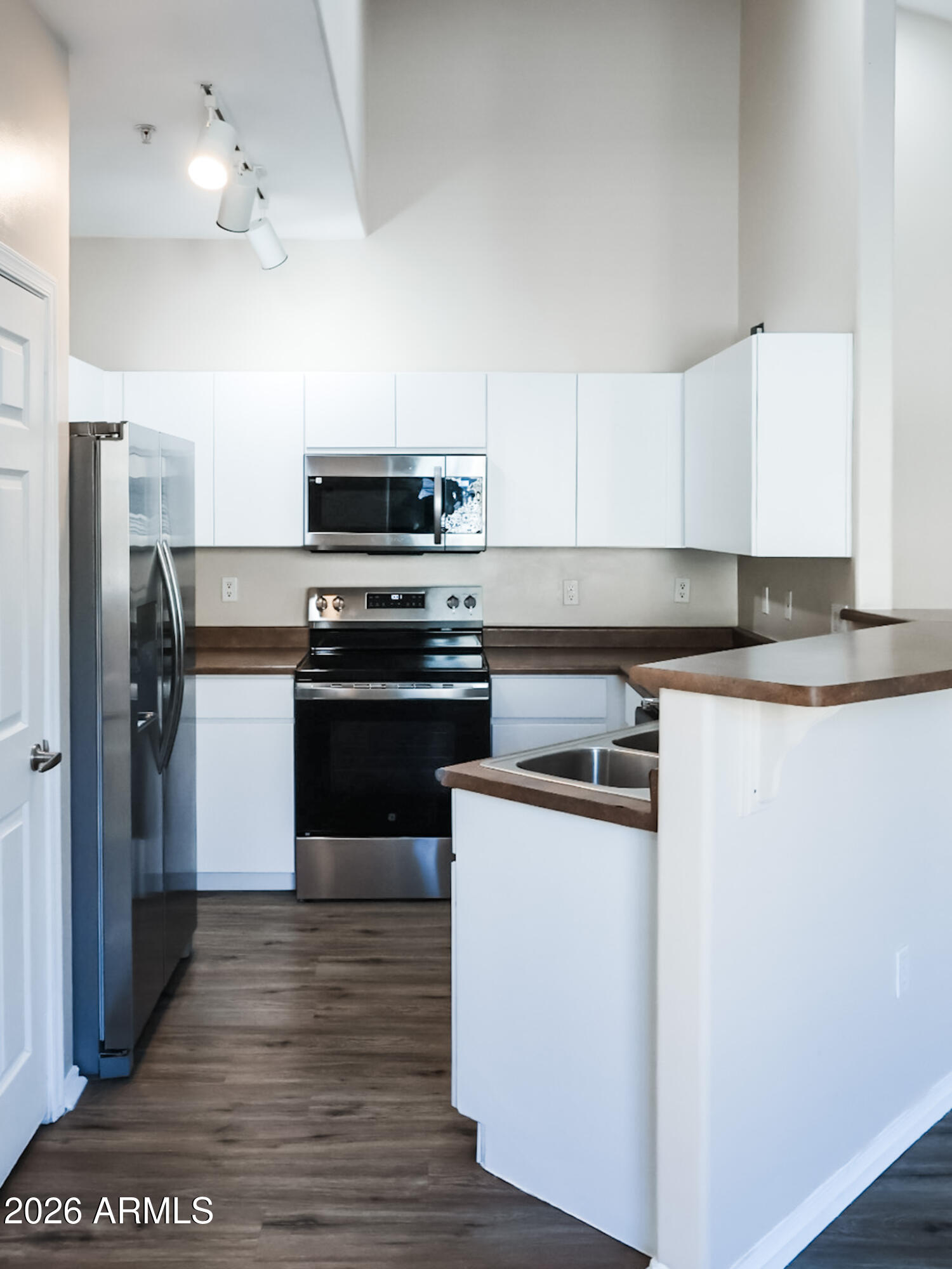 2450 W GLENROSA Avenue 27