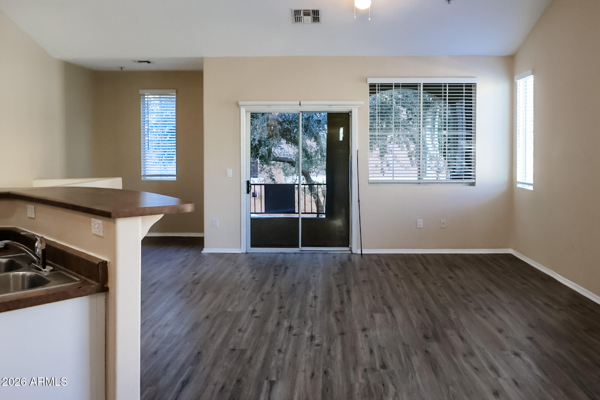 2450 W GLENROSA Avenue 27