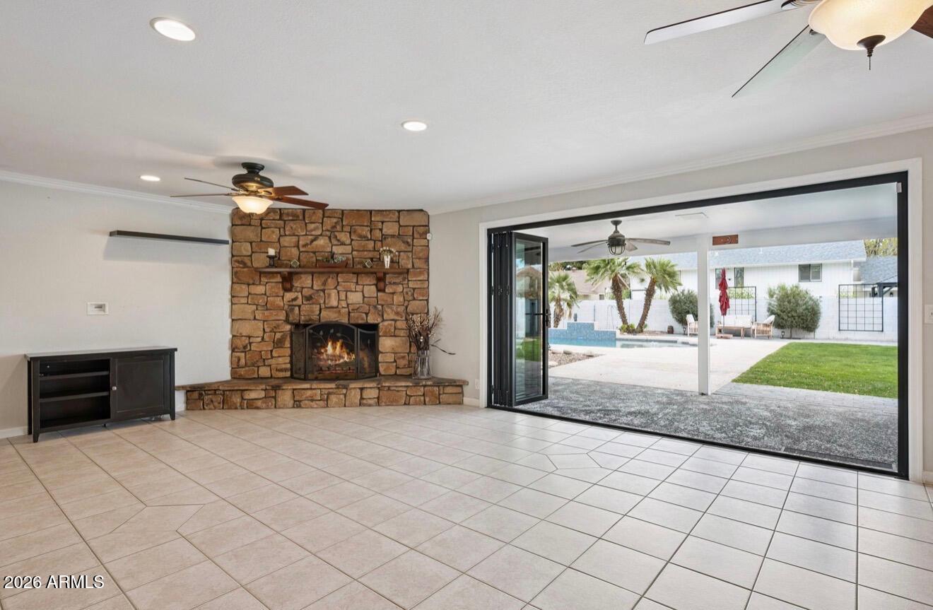 2064 E KENWOOD Circle