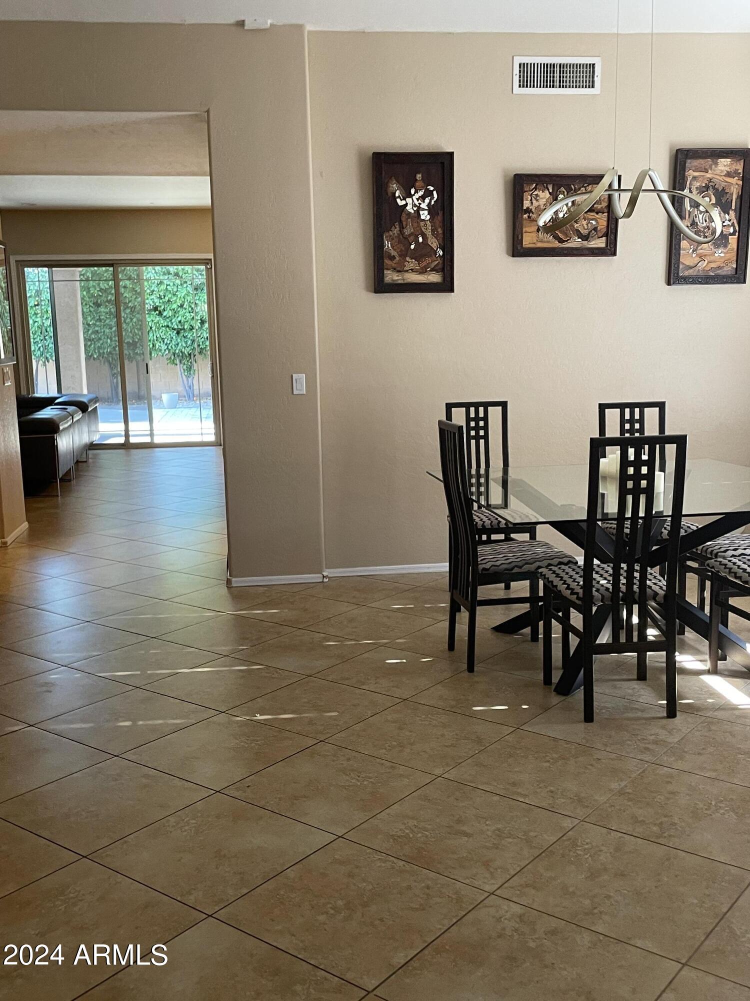 1433 W LONGHORN Drive